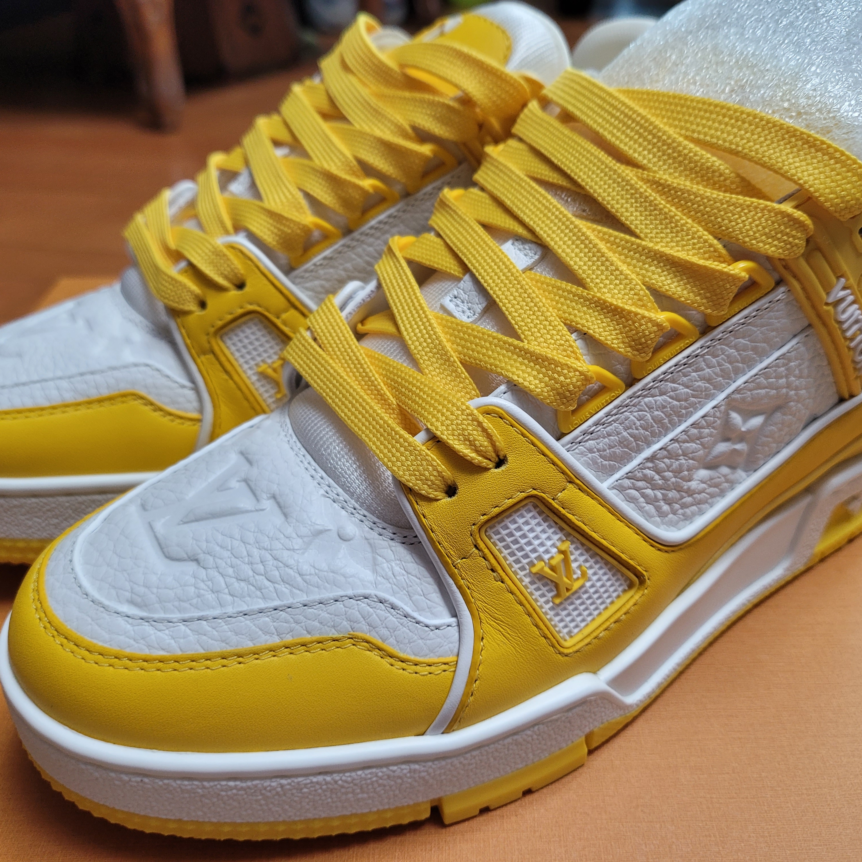 Louis Vuitton LV Trainer Sneakers Jaune 착용 스타일 - 1