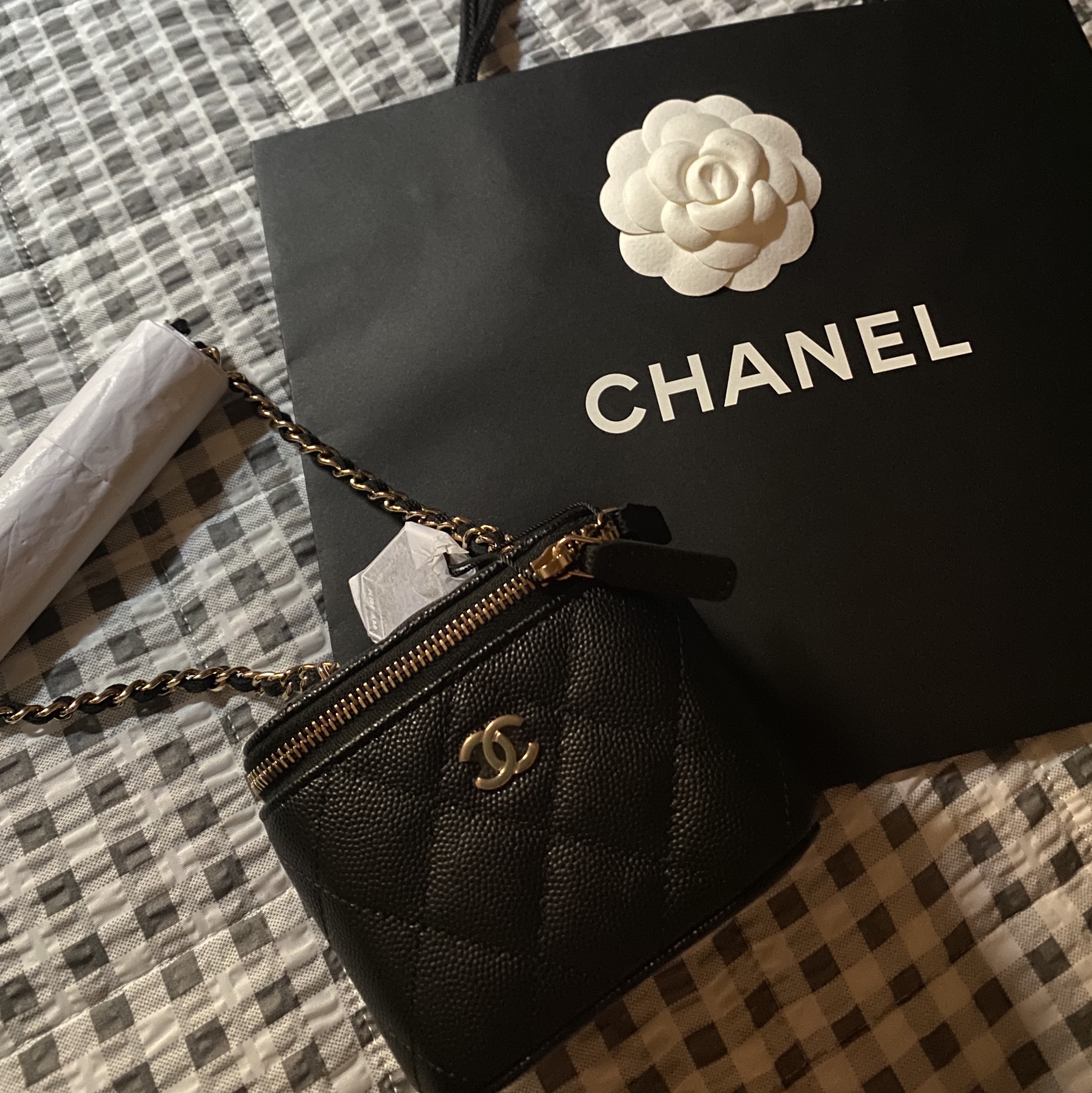 Chanel Small Classic Vanity with Chain Grained Calfskin & Gold Black (Inside Mirror) 착용 스타일