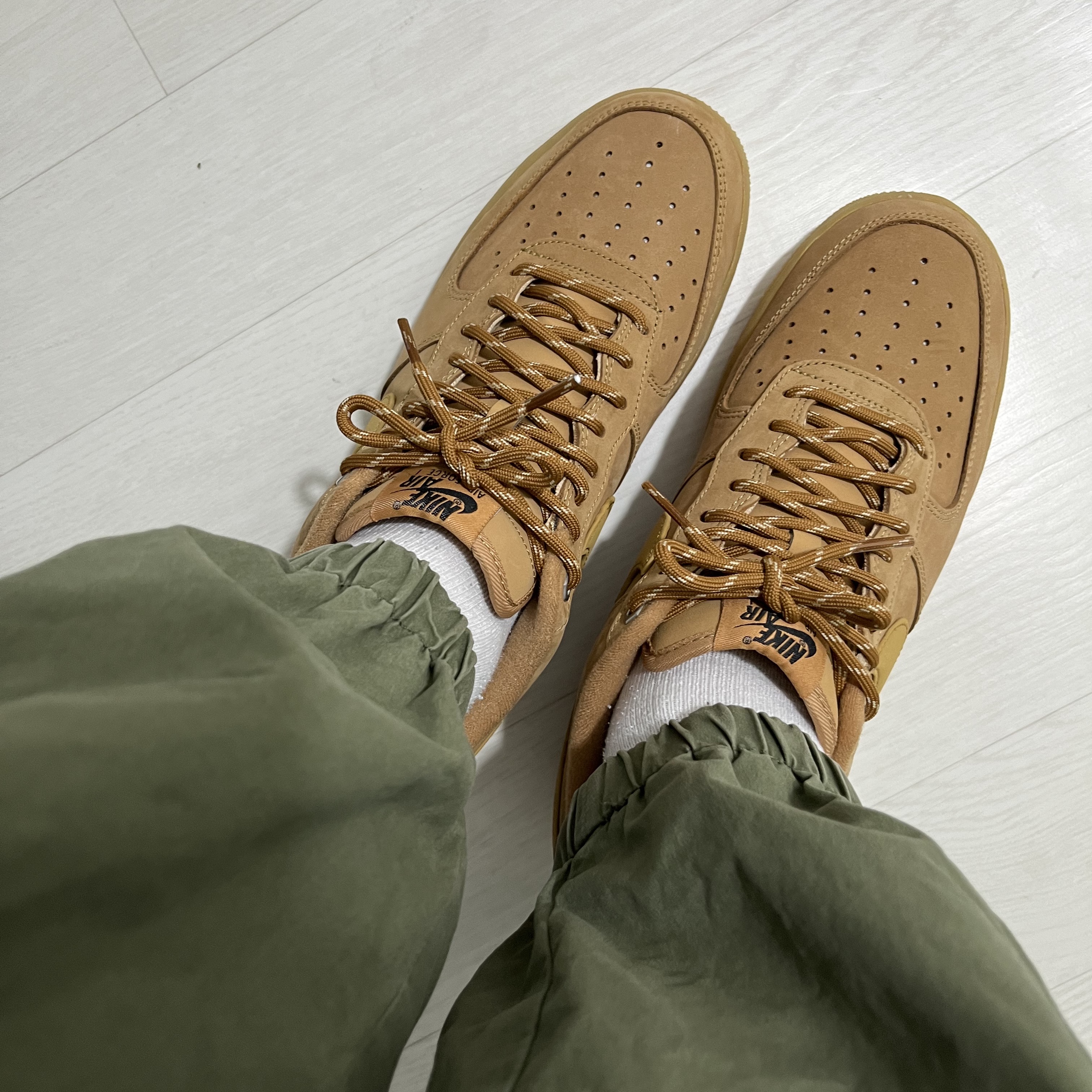 Nike Air Force 1 '07 WB Flax 착용 스타일