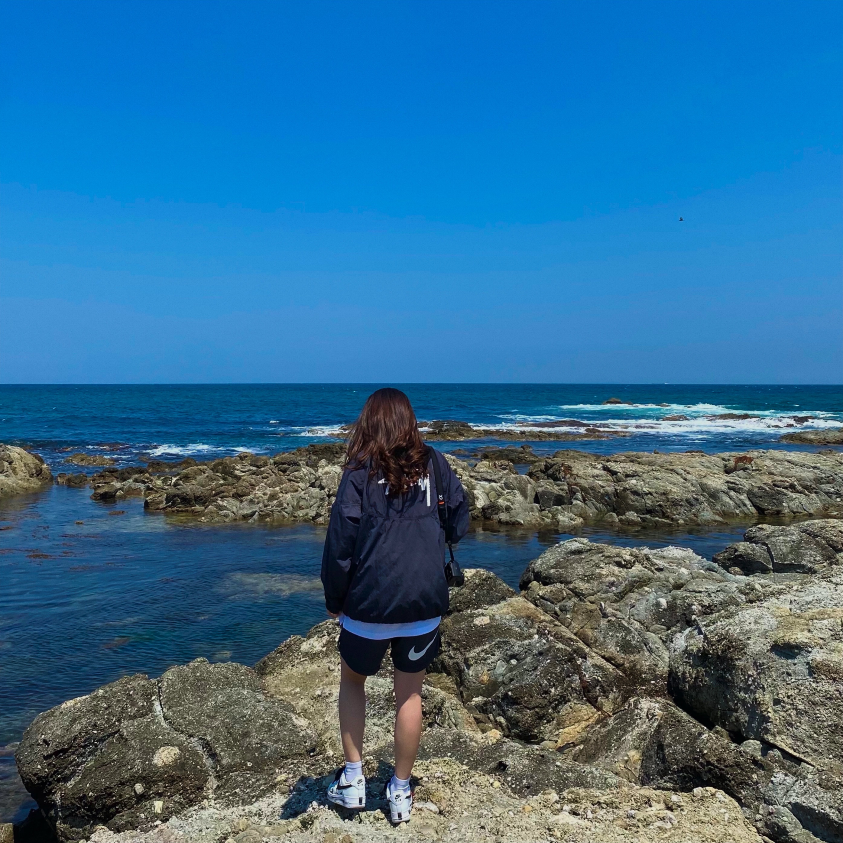 Nike x Stussy Windrunner Jacket Off Noir, Nike x Stussy Water Shorts Off Noir 착용 스타일