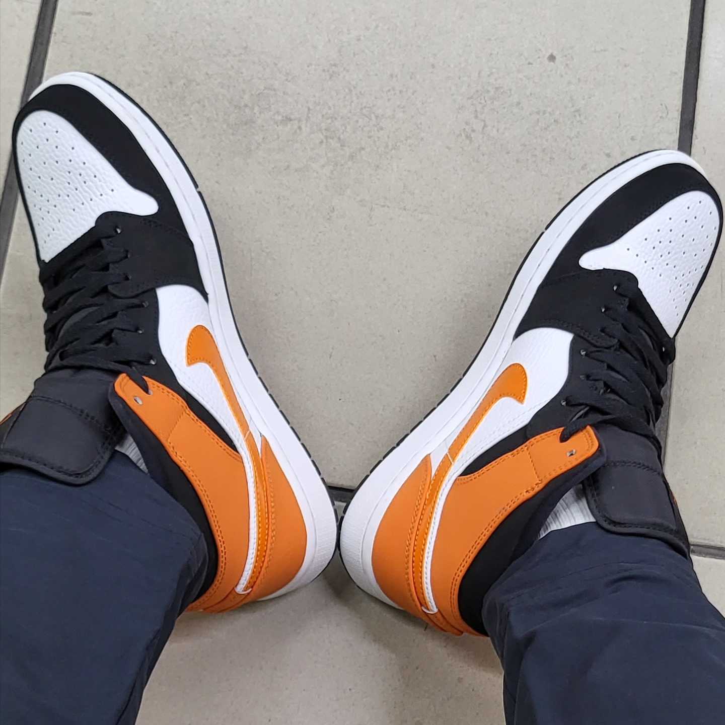 Jordan 1 Mid Shattered Backboard 착용 스타일 - 1