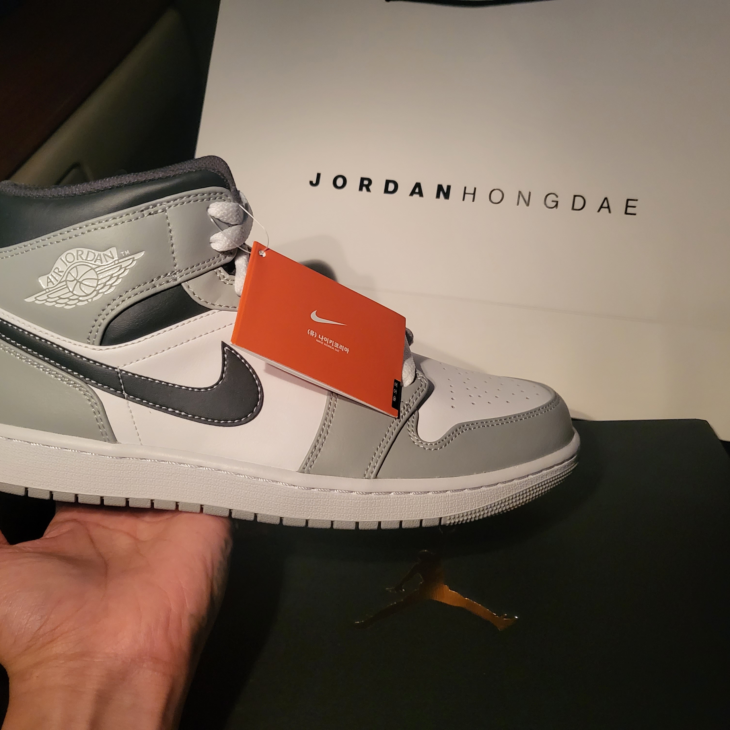 Jordan 1 Mid Light Smoke Grey Anthracite 착용 스타일 - 1