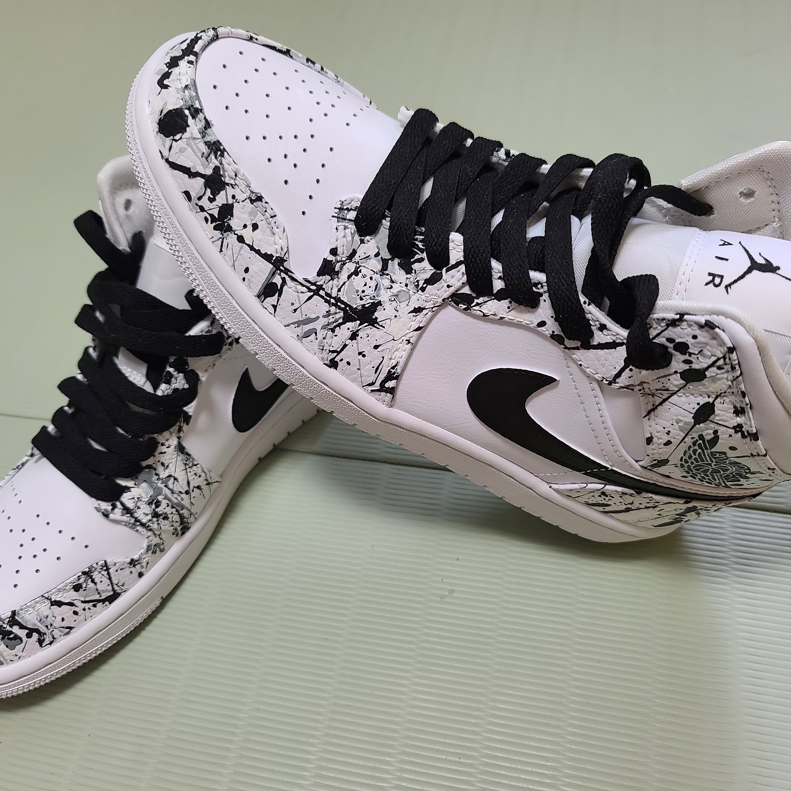 Jordan 1 Mid Triple White 착용 스타일 - 1