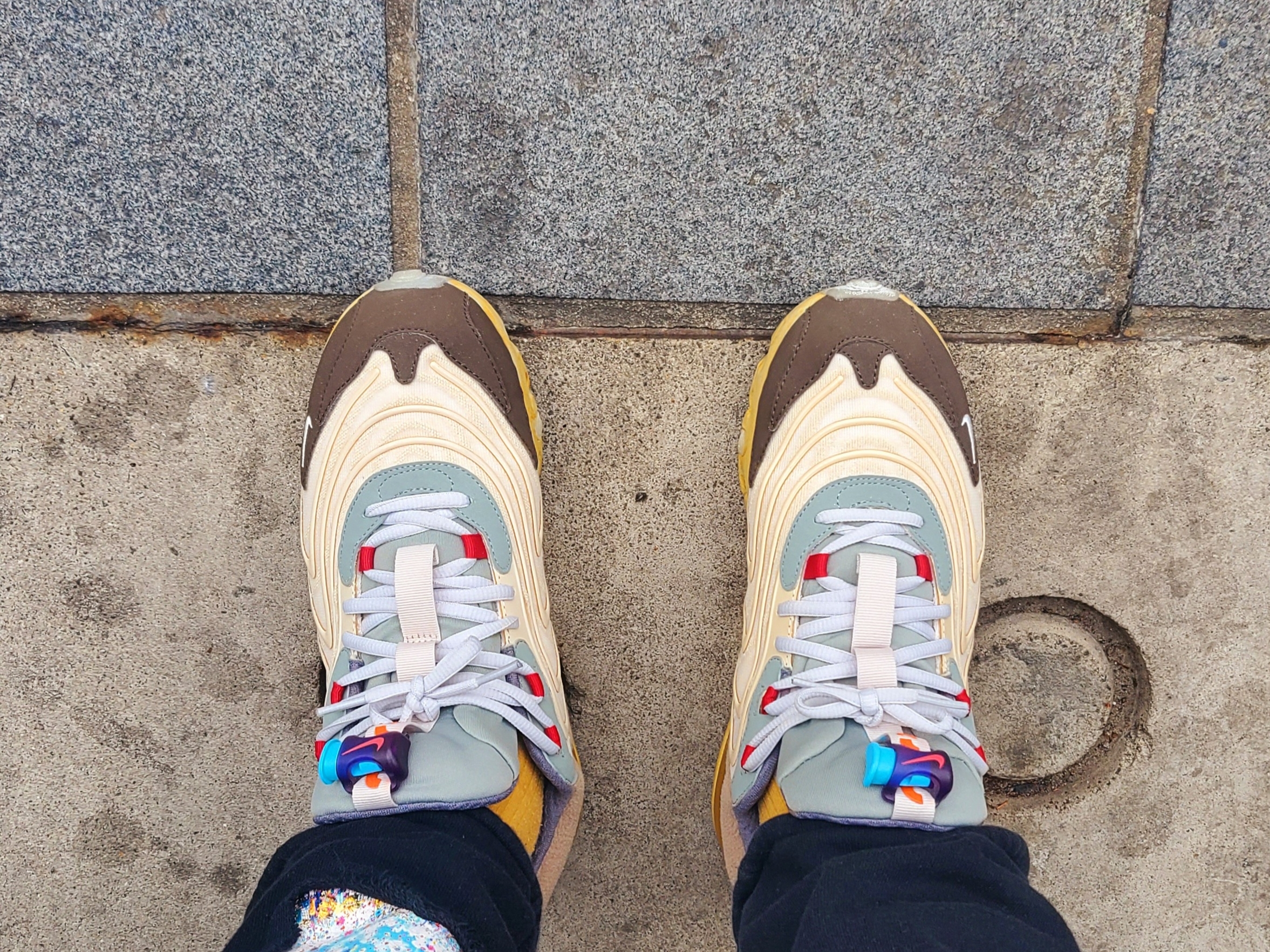 Nike x Travis Scott Air Max 270 React Cactus Trails, Nike x Travis Scott Air Max 1 Cact.us Brown 착용 스타일 - 4