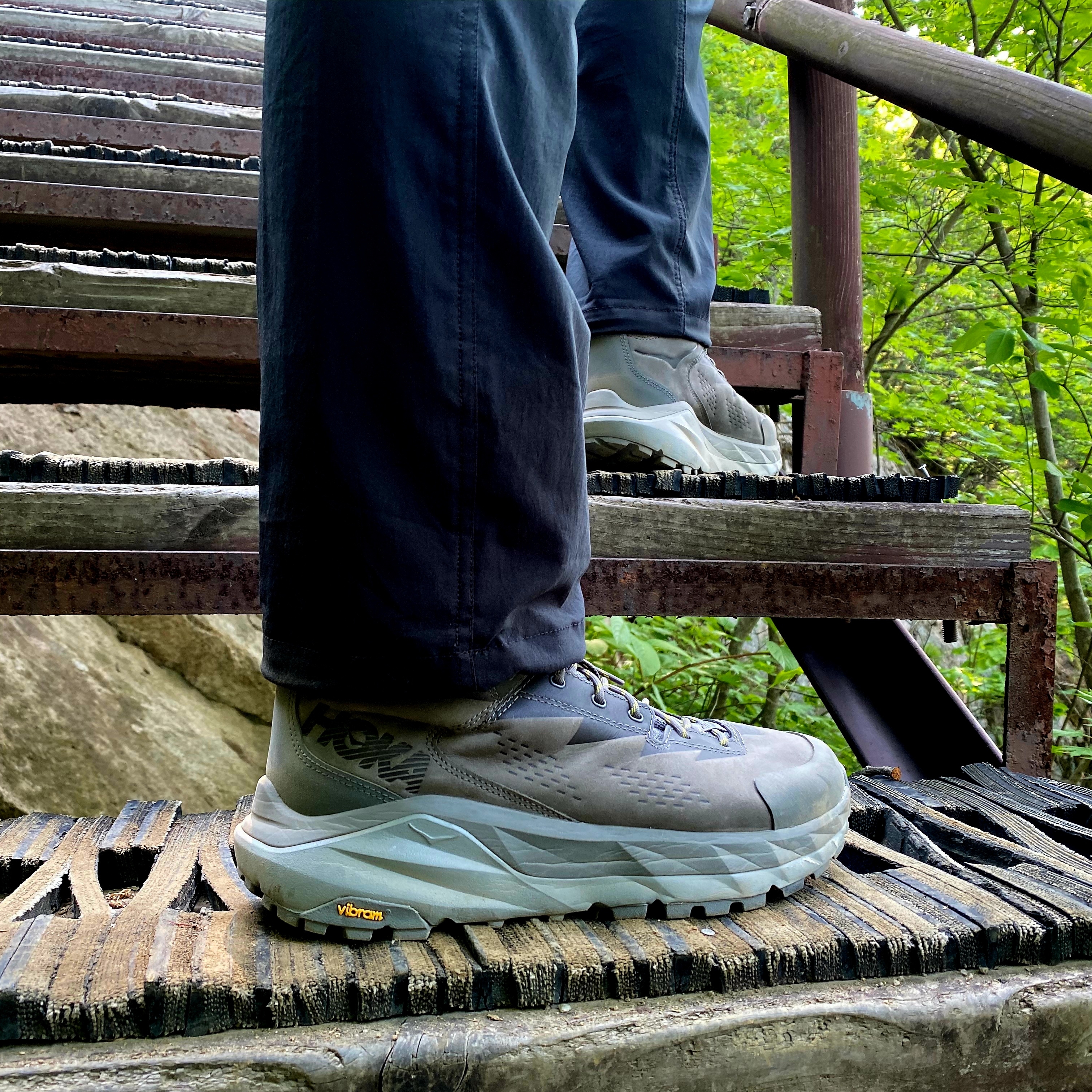 Hoka Kaha Gore-Tex Charcoal Gray 착용 스타일 - 1