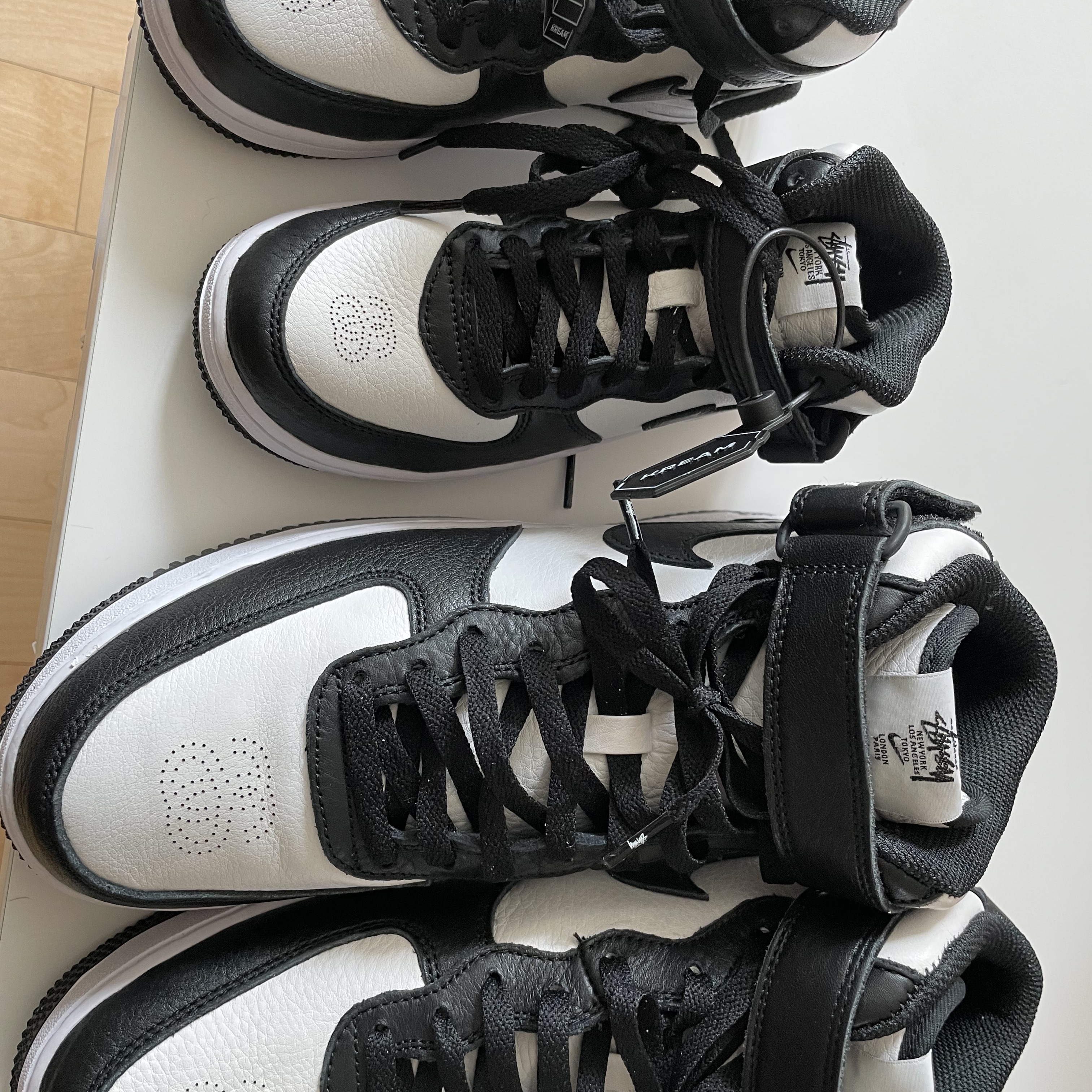 Nike x Stussy Air Force 1 '07 Mid SP Black and Light Bone, Adidas Yeezy Foam RNNR MX Sand Grey 착용 스타일 - 1