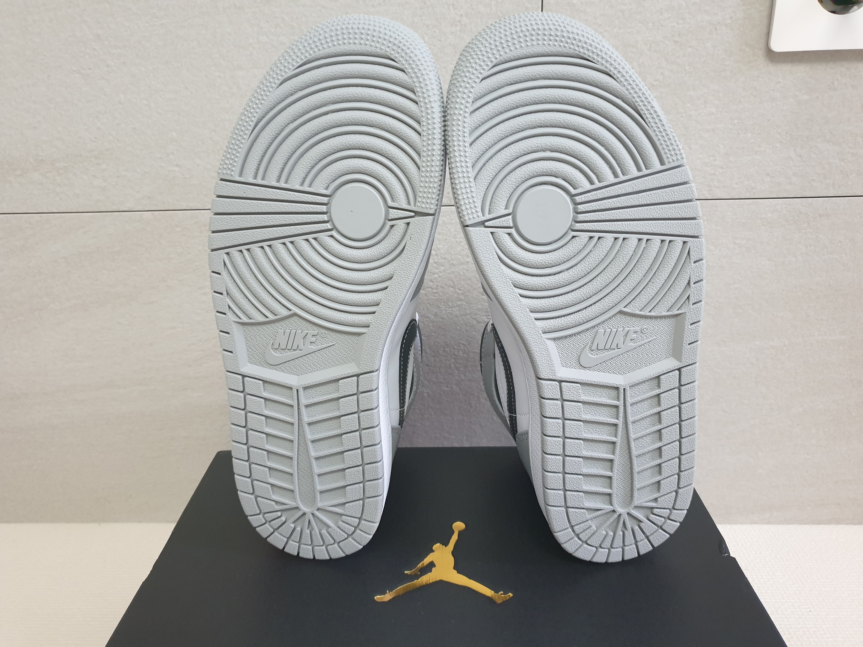 Jordan 1 Mid Light Smoke Grey Anthracite 착용 스타일 - 5