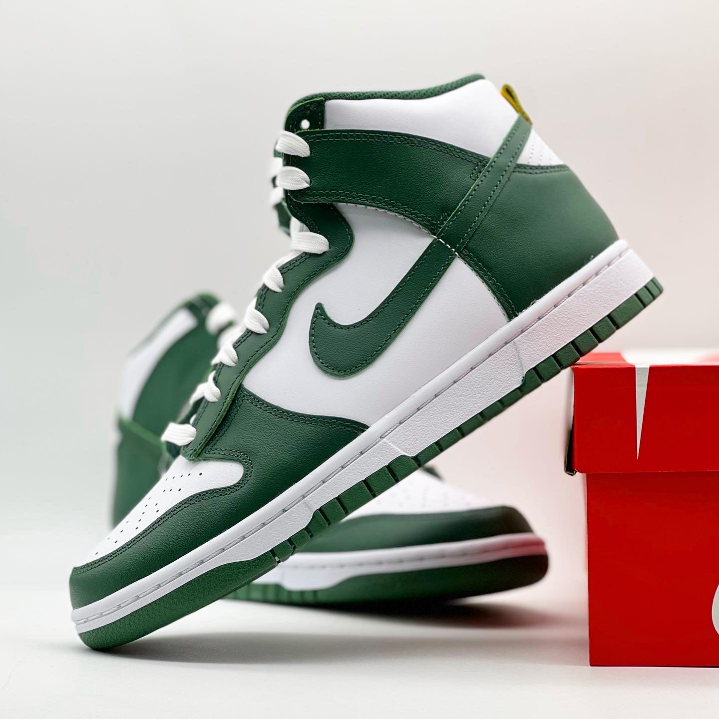 Nike Dunk High Retro Noble Green 착용 스타일 - 4