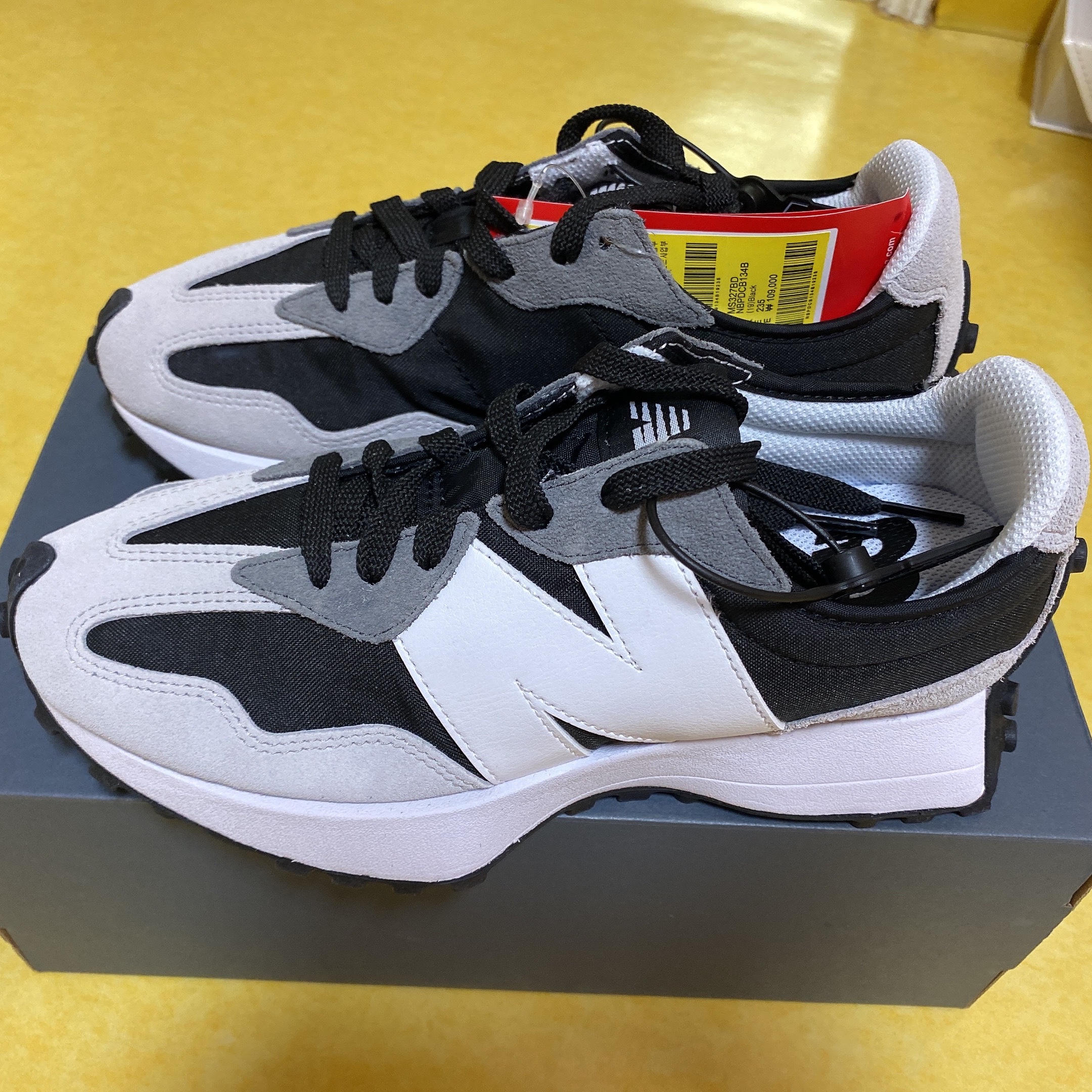 New Balance 327 Black Grey 착용 스타일