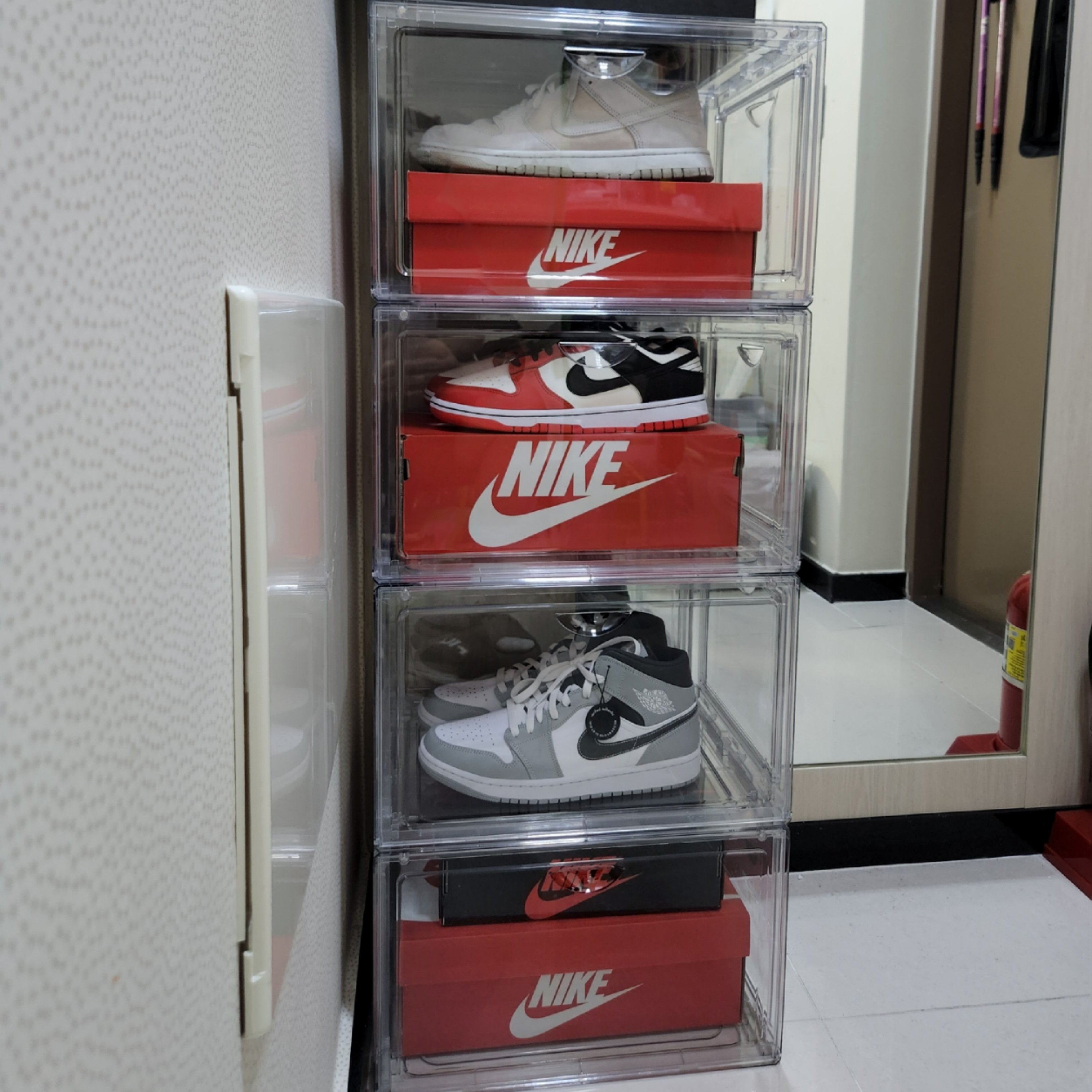 Jordan 1 Mid Light Smoke Grey Anthracite, Nike x NBA Dunk Low Retro EMB Black and Chile Red 착용 스타일