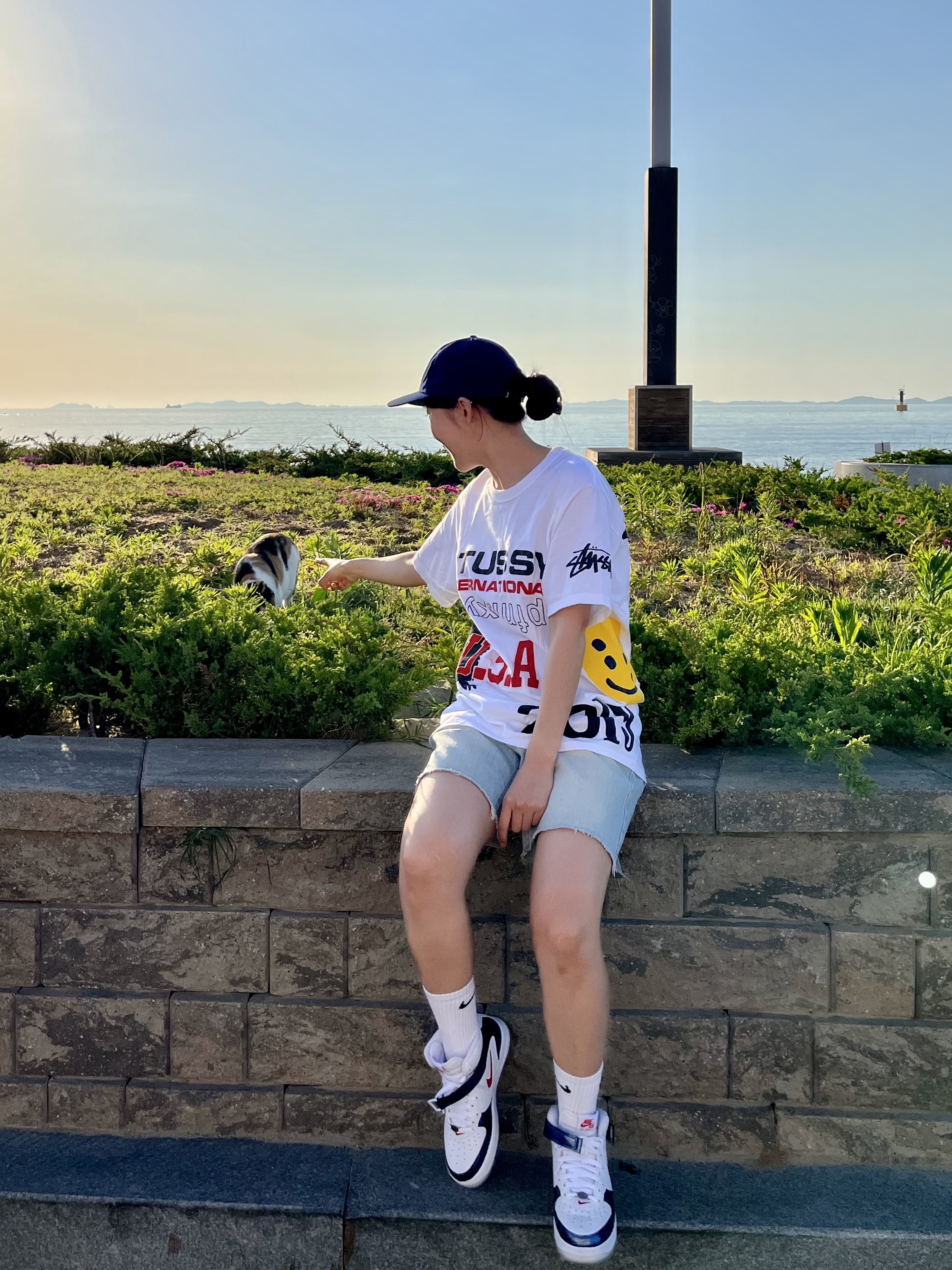 Stussy x Cactus Plant Flea Market USA 2019 T-Shirt White, Nike Air Force 1 Mid QS University Red and Midnight Navy 착용 스타일