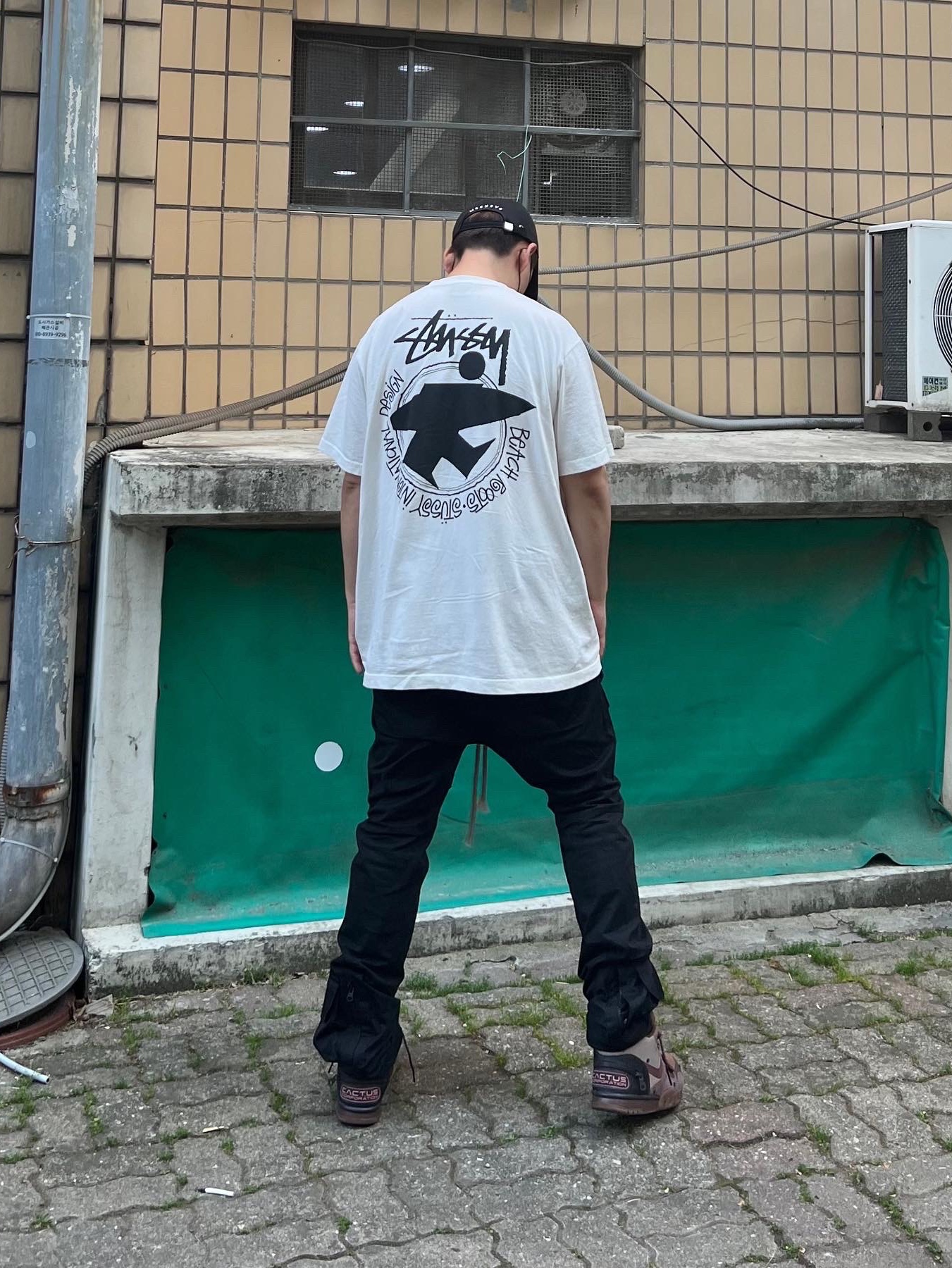 Darkr8m Studio Upside Down White Logo Cap, Stussy Beach Roots T-Shirt Natural 착용 스타일 - 2