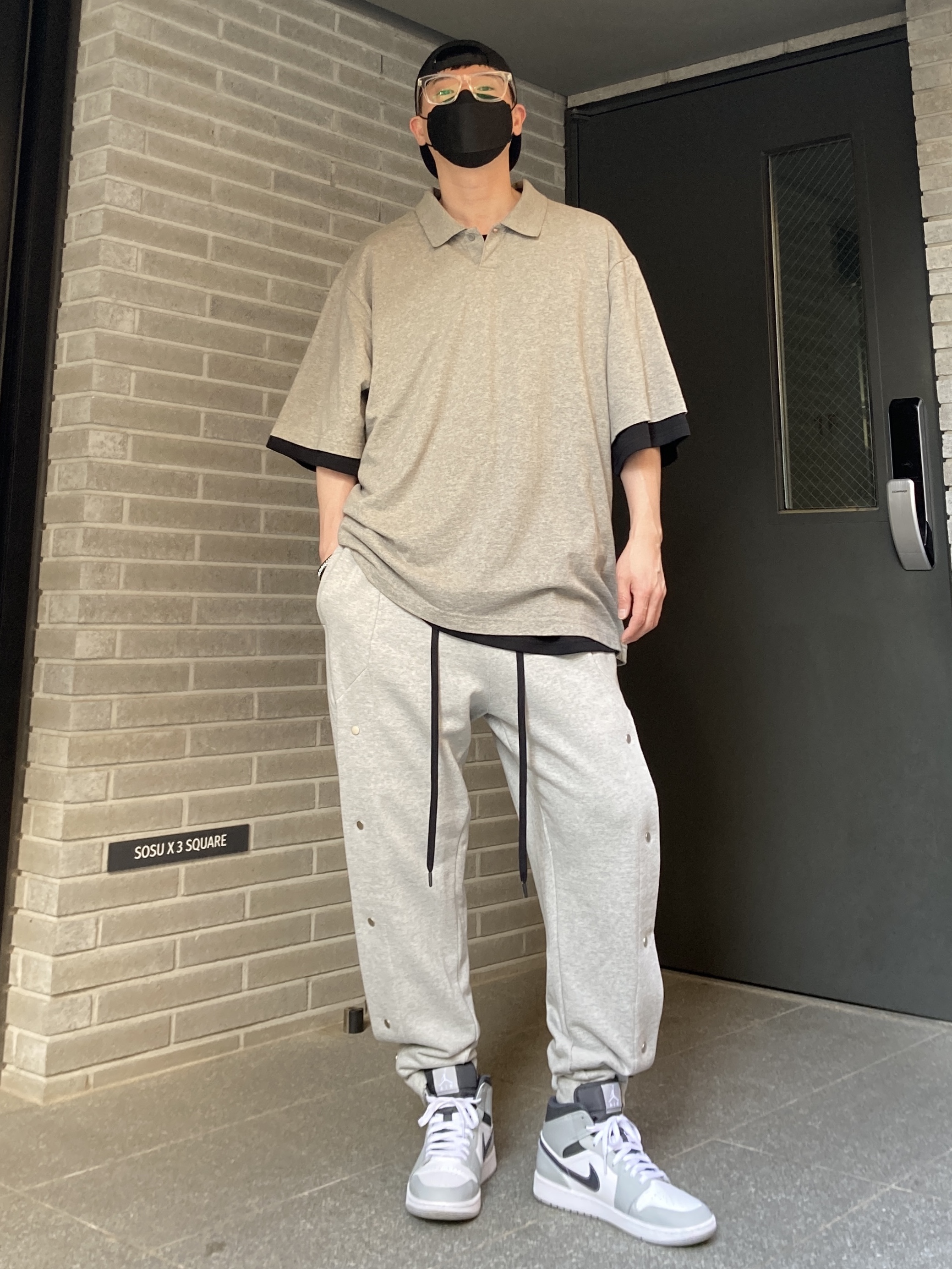 Jordan 1 Mid Light Smoke Grey Anthracite, Essentials x New Era Retro Crown Strapback Black 착용 스타일 - 4