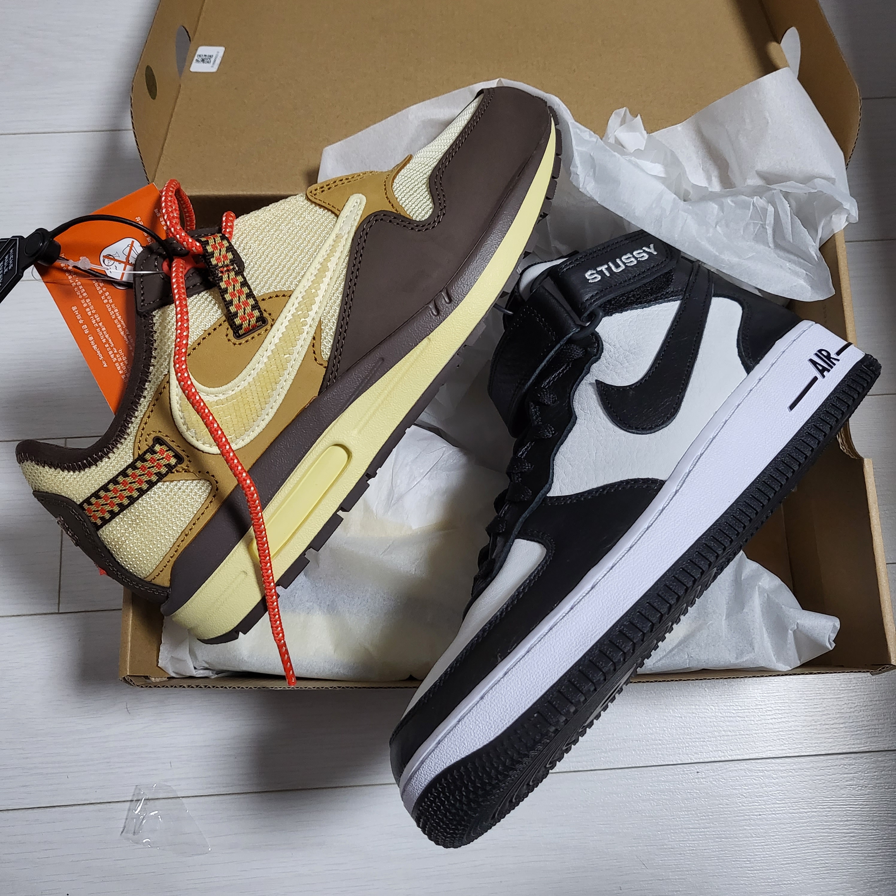 Nike x Travis Scott Air Max 1 Cact.us Brown, Nike x Stussy Air Force 1 '07 Mid SP Black and Light Bone 착용 스타일