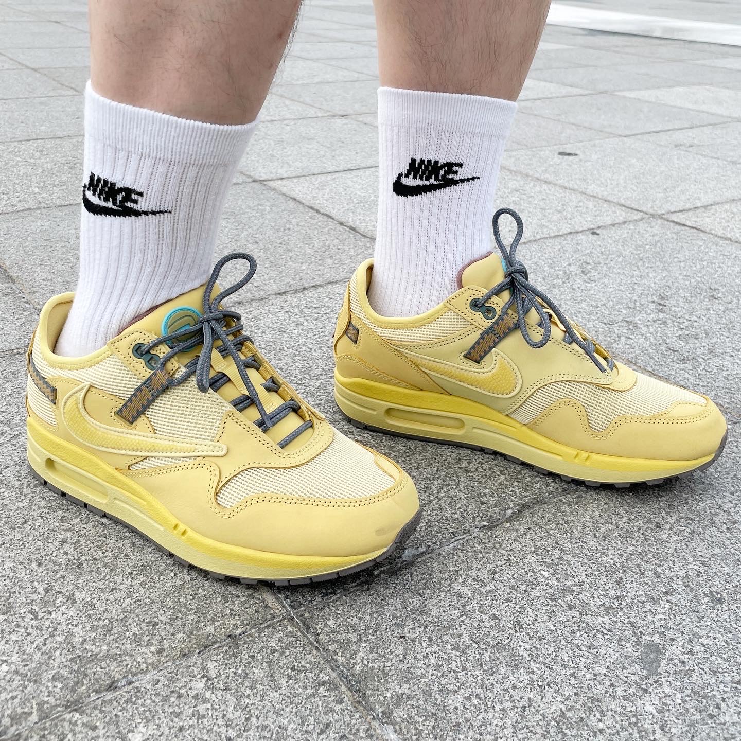Nike x Travis Scott Air Max 1 Cact.us Gold 착용 스타일 - 2