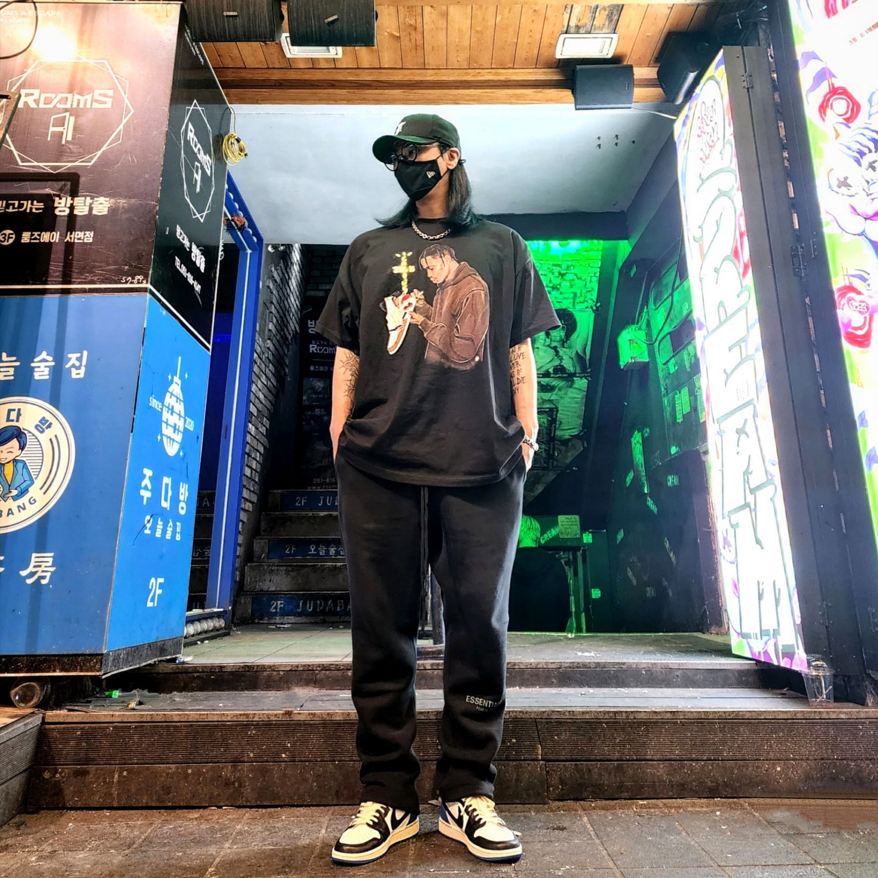 Jordan 1 x Travis Scott x Fragment Retro Low OG SP Military Blue, Essentials The Core Collection Sweatpants Black 착용 스타일