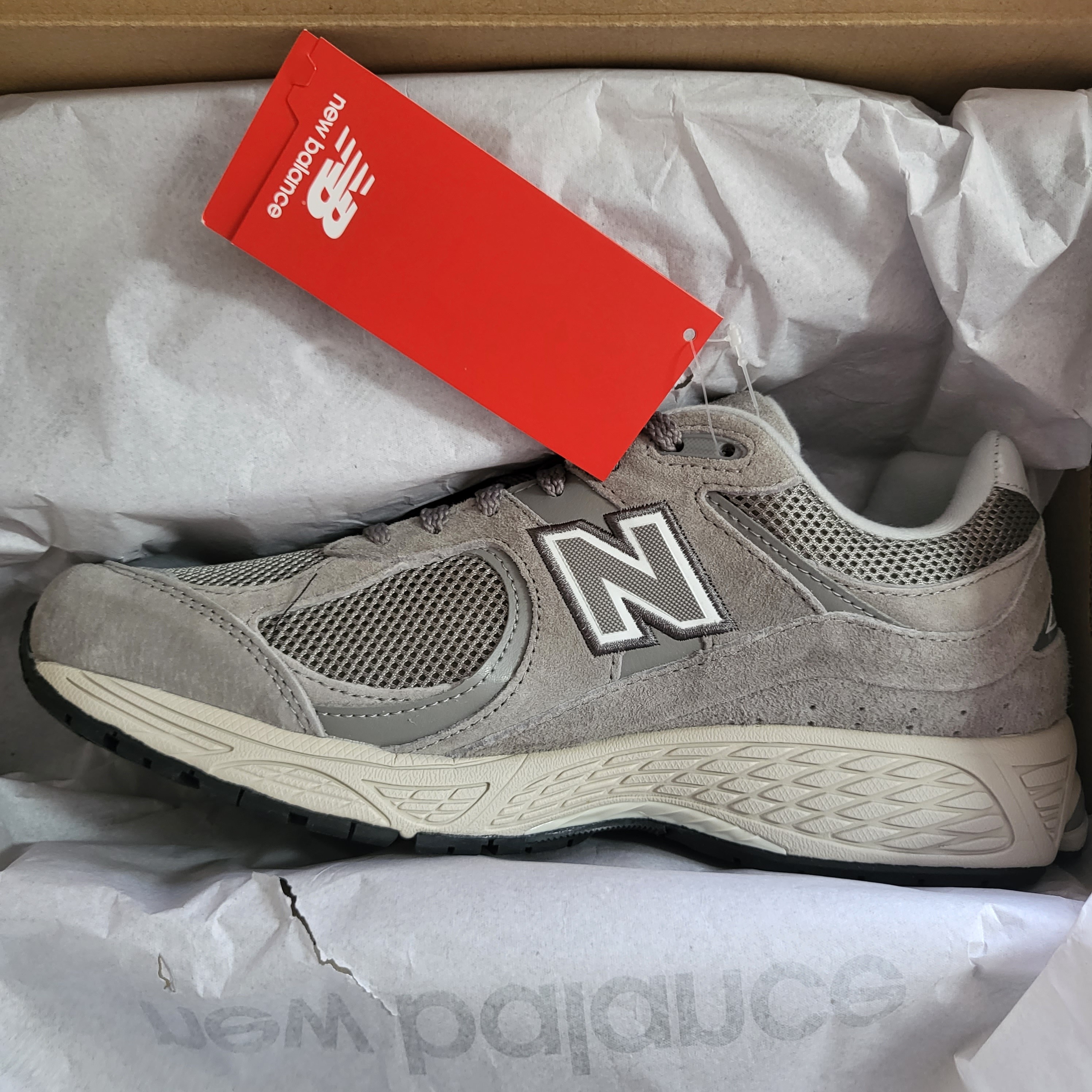 New Balance 2002R Grey 착용 스타일