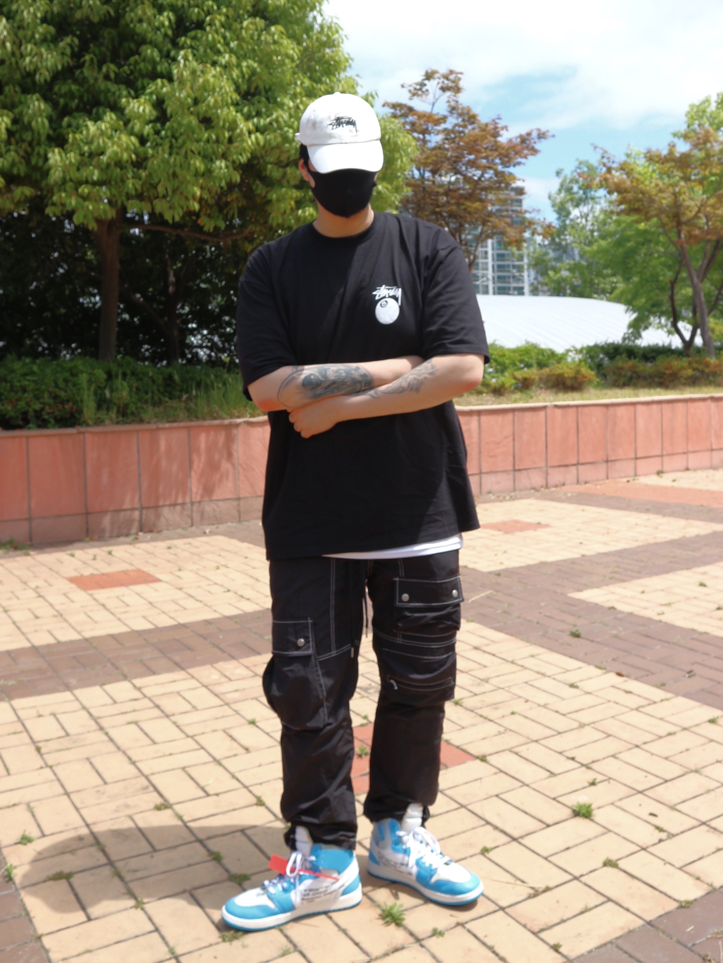 Stussy Billiards T-Shirt Black, Jordan 1 x Off-White Retro High University Blue 착용 스타일 - 1