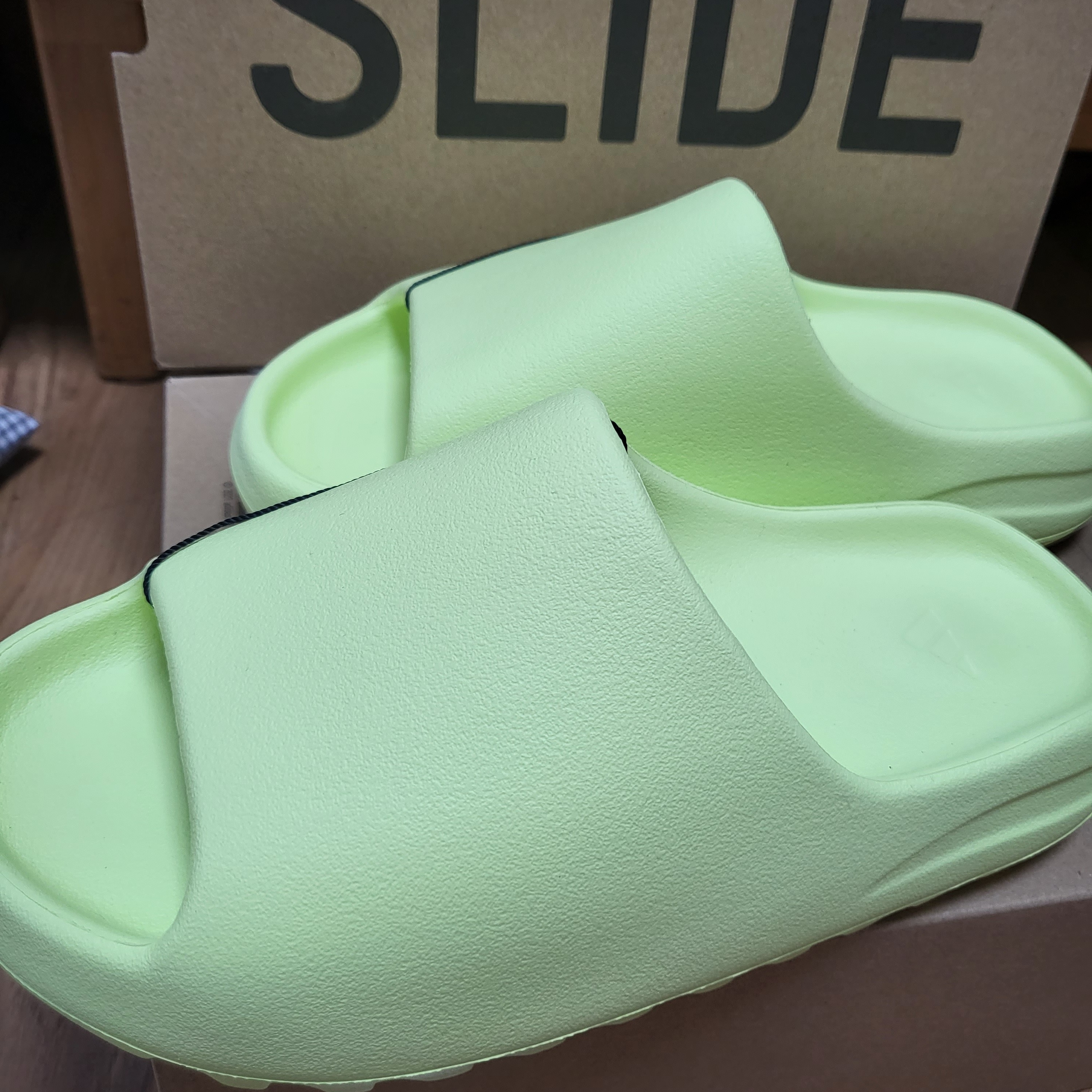 Adidas Yeezy Slide Glow Green 2022/2023 착용 스타일 - 1