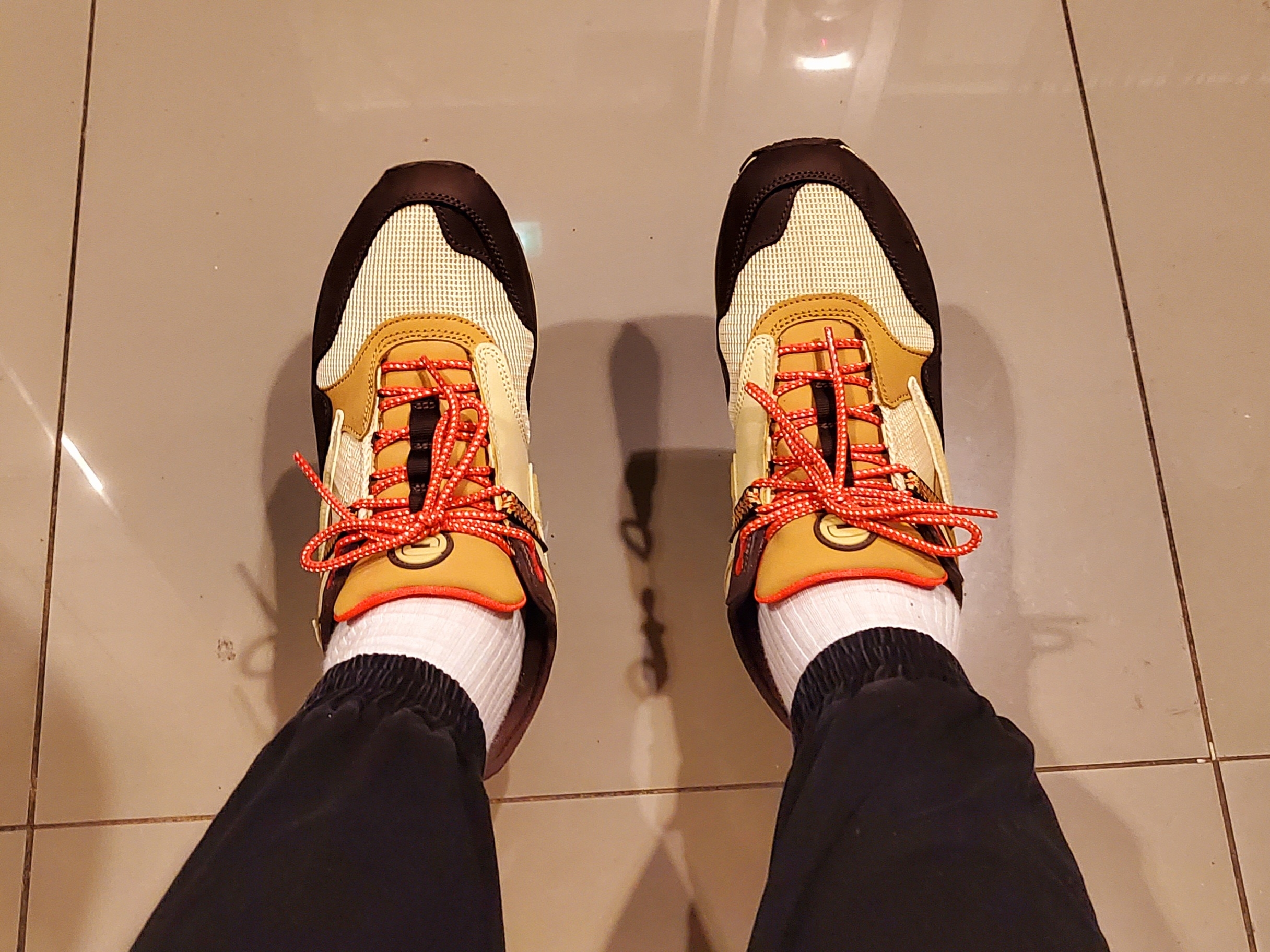 Nike x Travis Scott Air Max 270 React Cactus Trails, Nike x Travis Scott Air Max 1 Cact.us Brown 착용 스타일 - 5