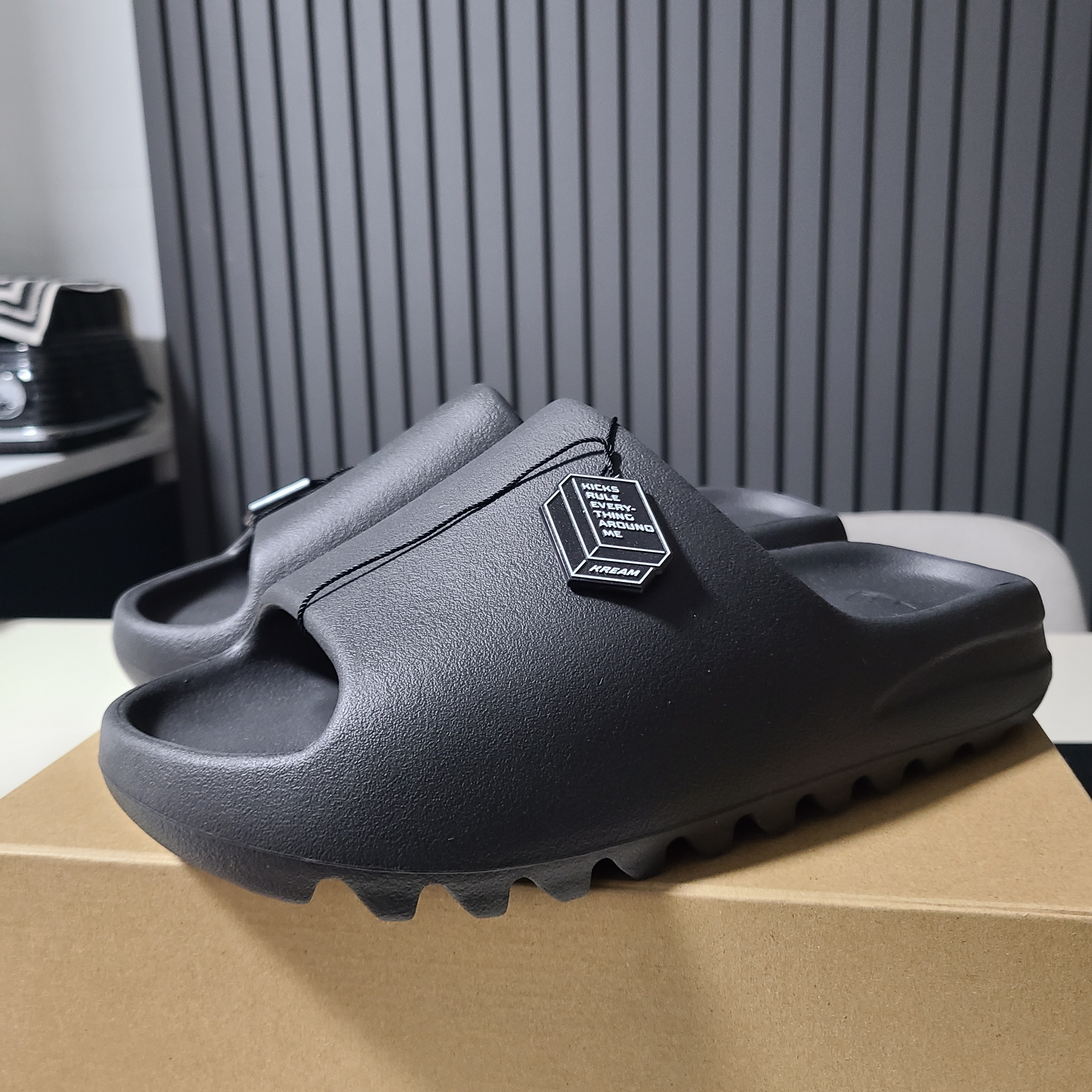 Adidas Yeezy Slide Onyx 착용 스타일