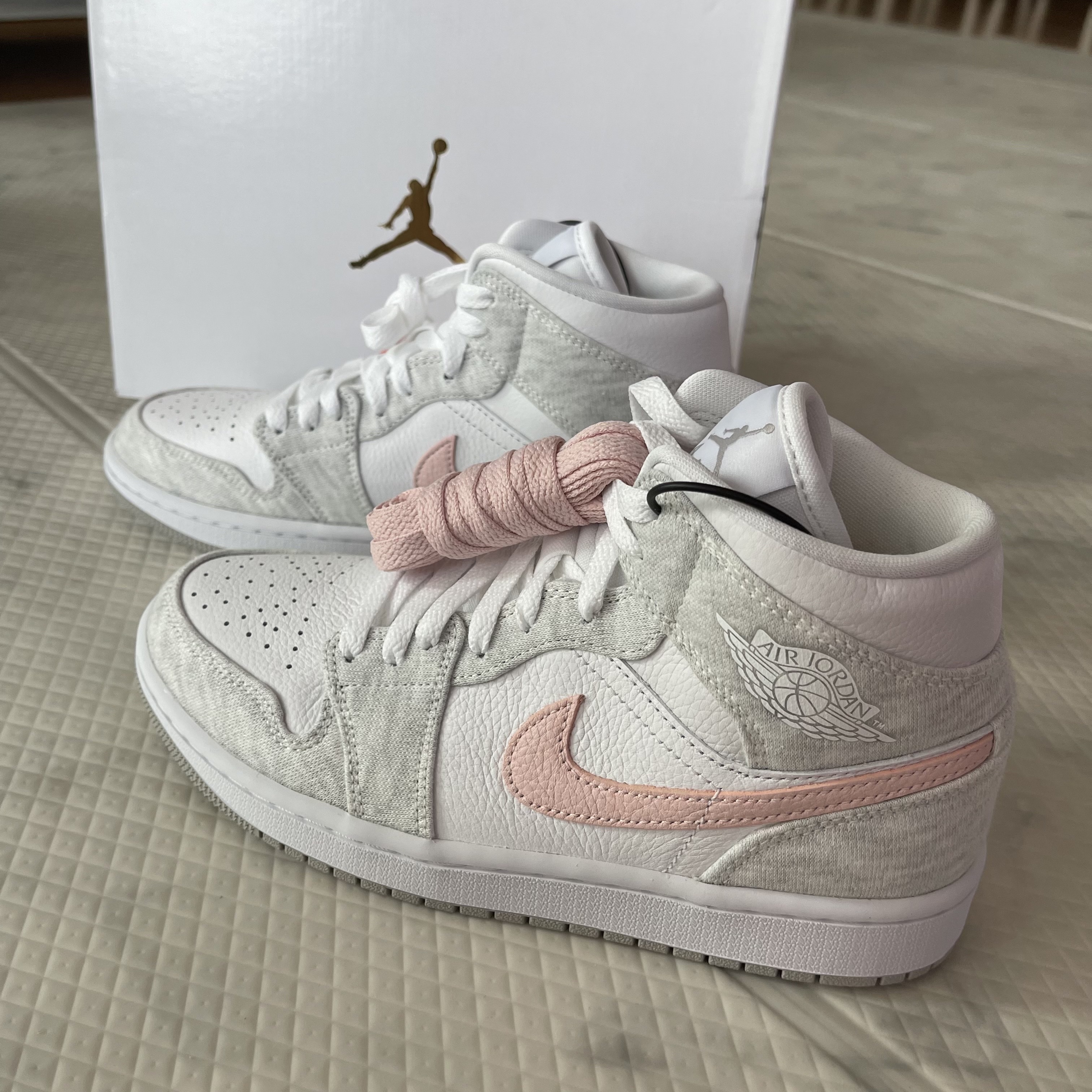 (W) Jordan 1 Mid SE Light Iron Ore 착용 스타일 - 1