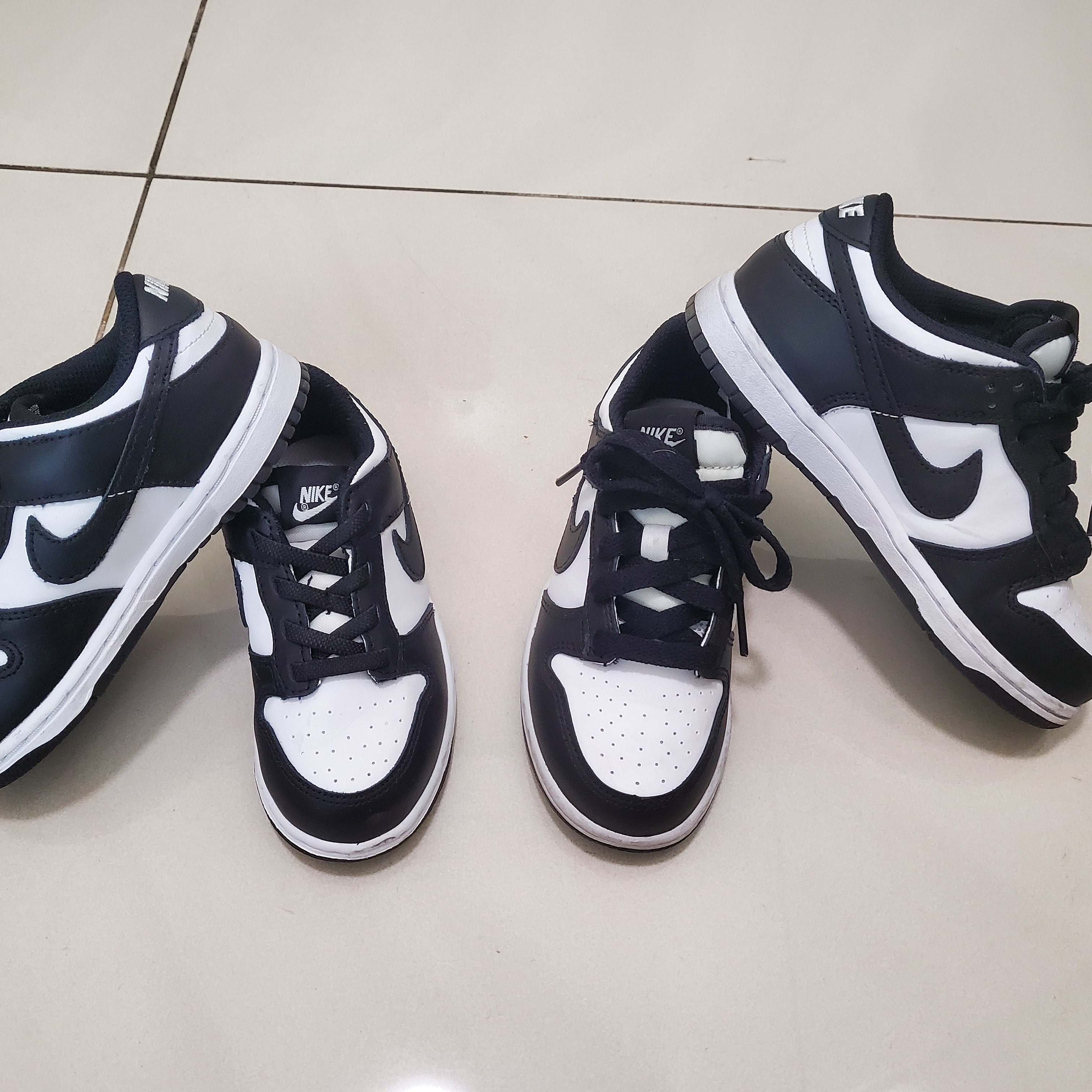 Nike x Stussy Air Force 1 '07 Mid SP Black and Light Bone, Adidas Yeezy Foam RNNR MX Sand Grey 착용 스타일 - 4