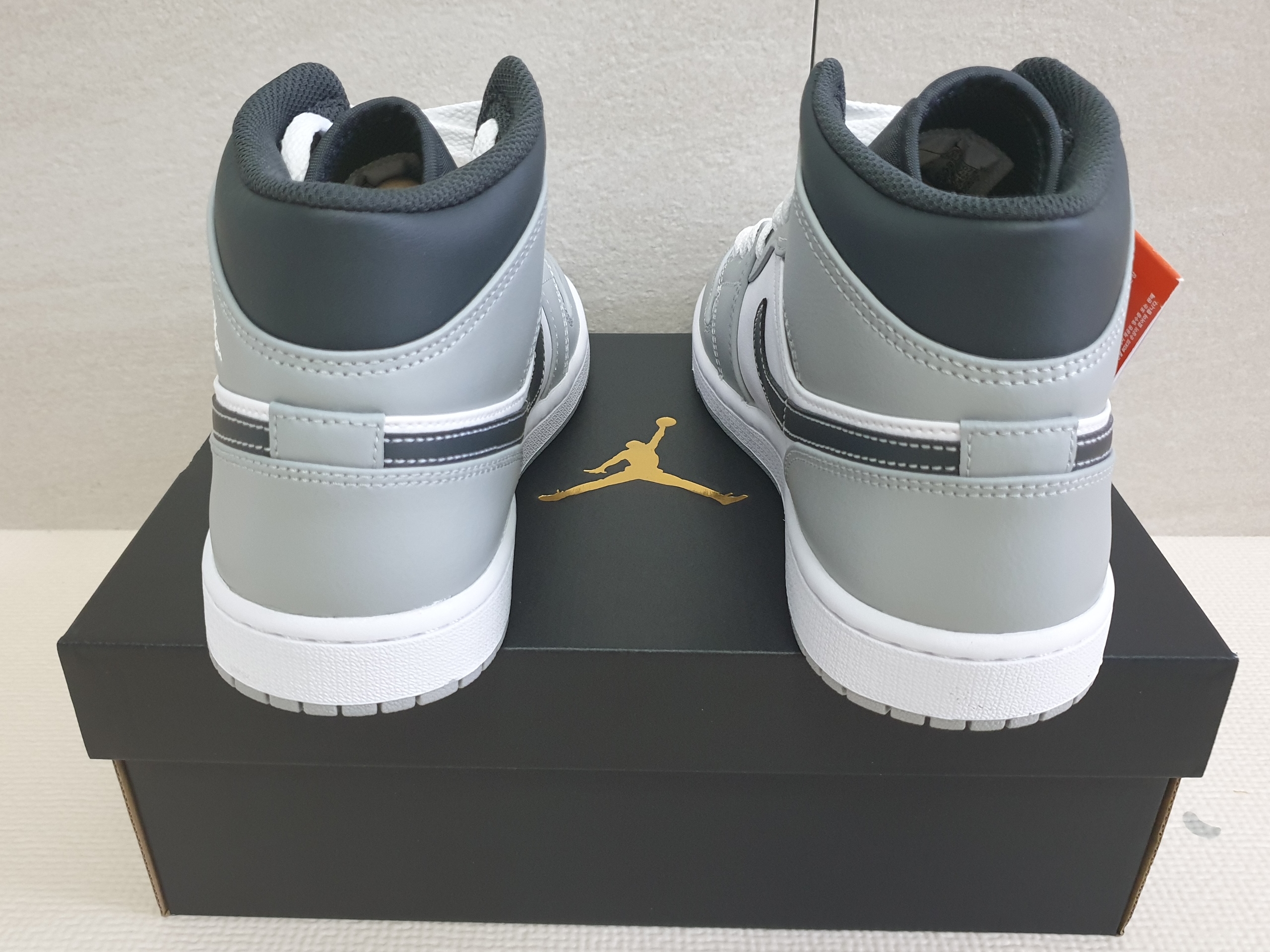 Jordan 1 Mid Light Smoke Grey Anthracite 착용 스타일 - 3