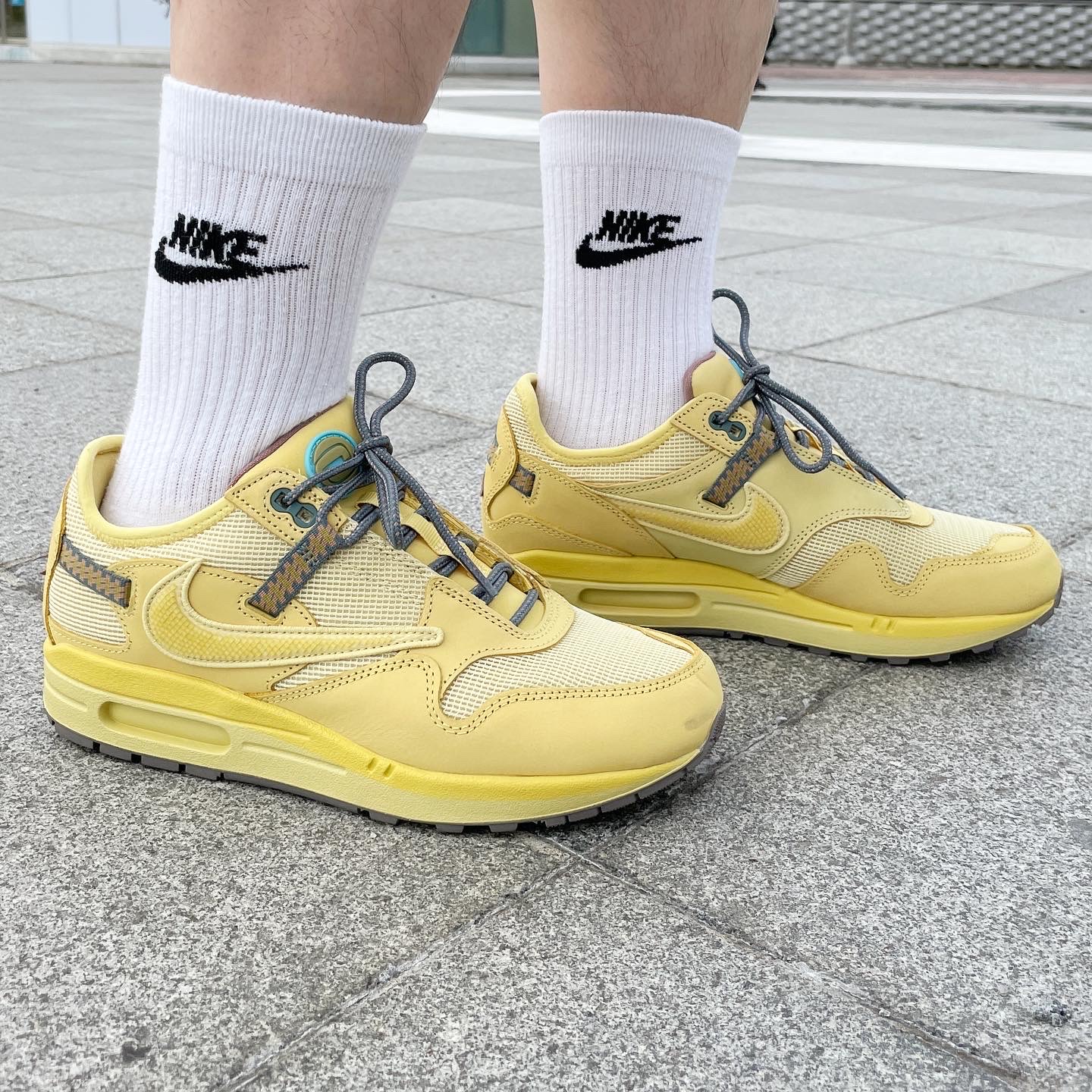 Nike x Travis Scott Air Max 1 Cact.us Gold 착용 스타일 - 1