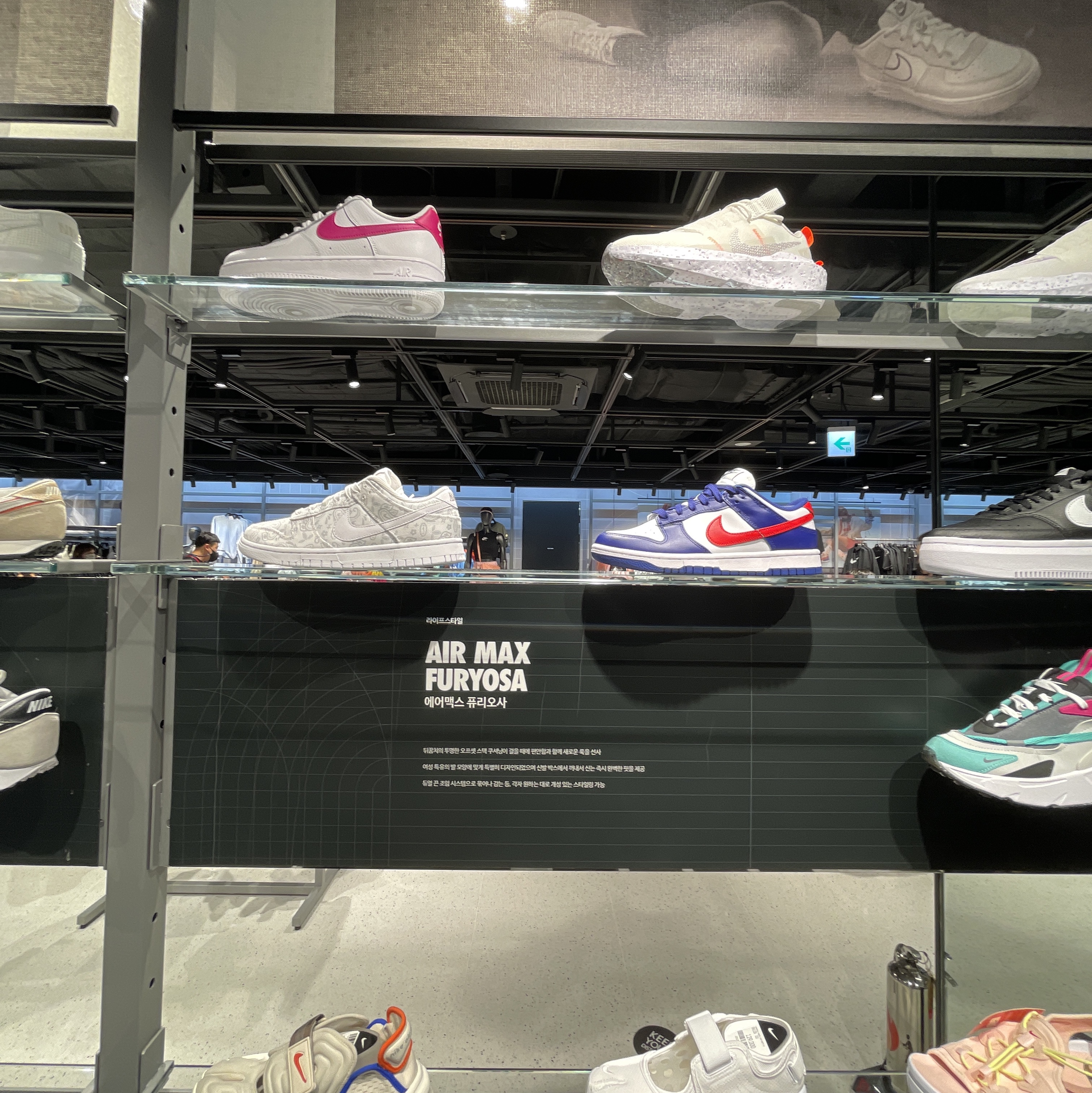 (W) Nike Dunk Low White and University Red 착용 스타일 - 2