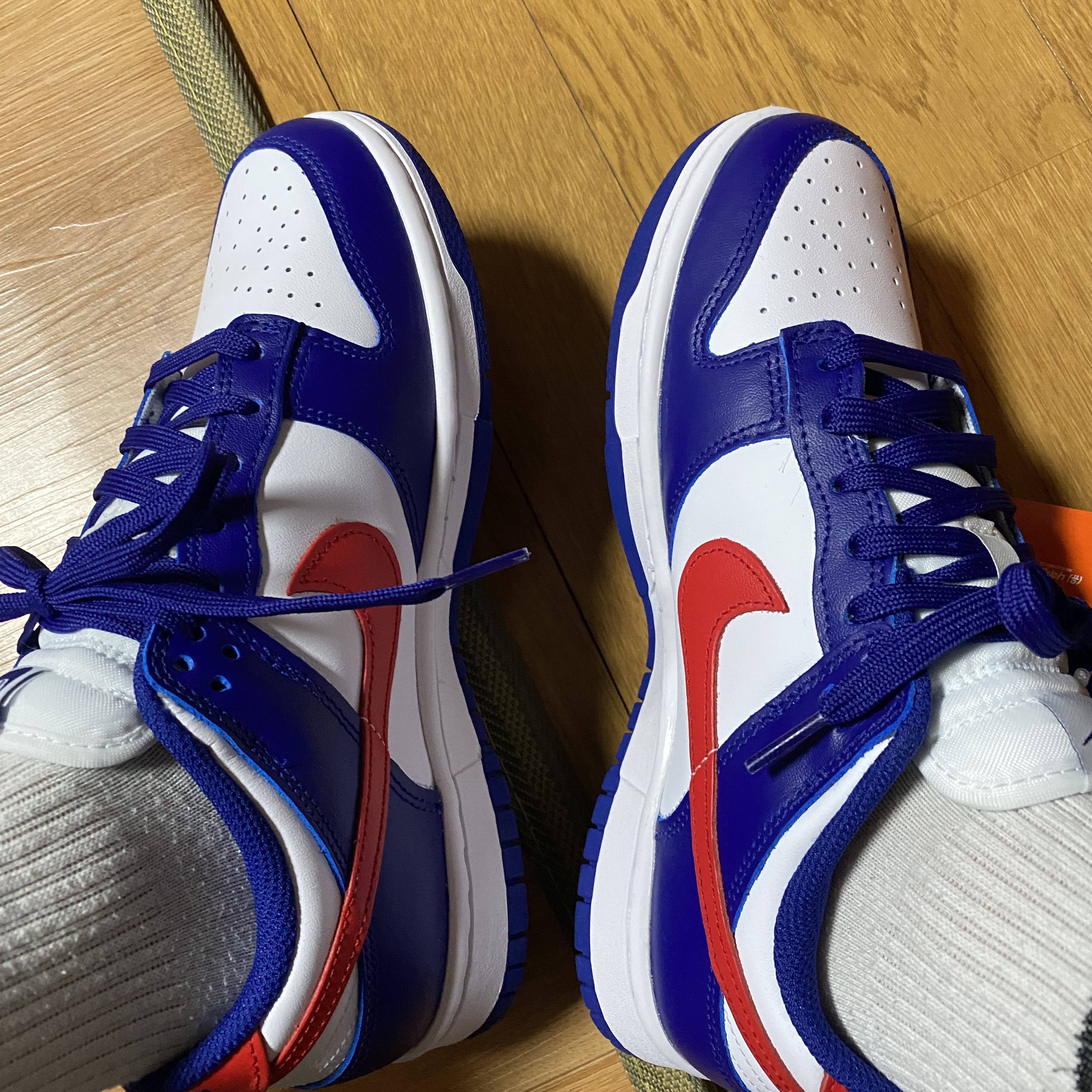 (W) Nike Dunk Low White and University Red 착용 스타일 - 1