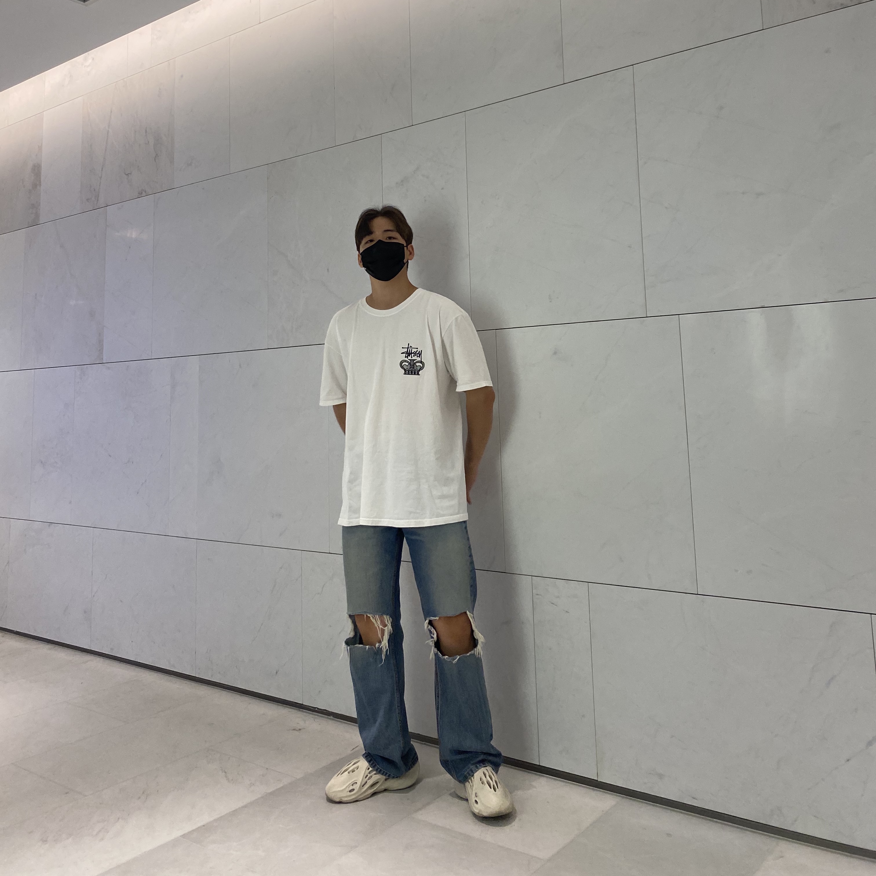 Adidas Yeezy Foam RNNR Sand, Stussy One World T-Shirt White 착용 스타일 - 1