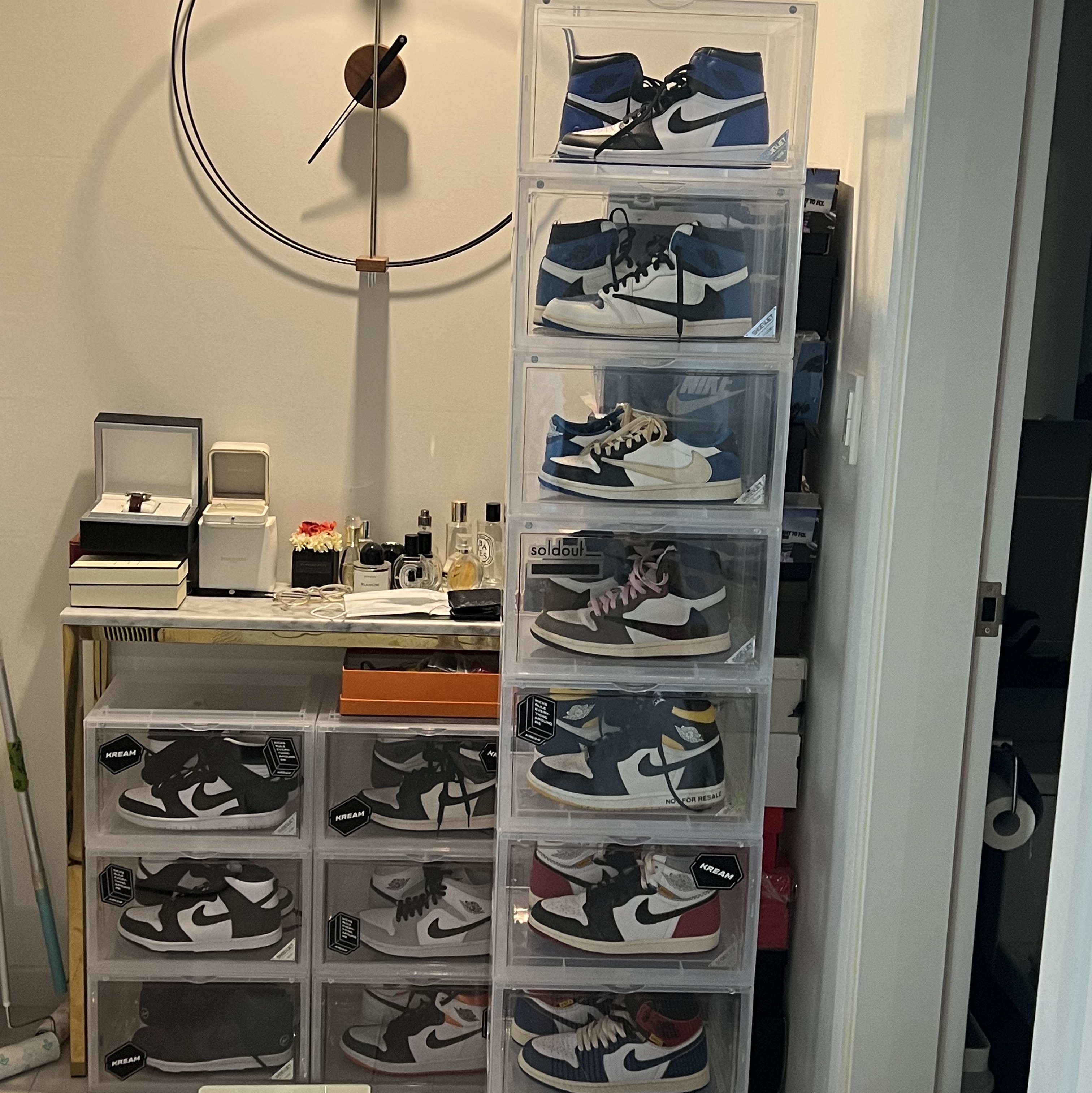 Jordan 1 Retro High OG Black Mocha, Jordan 1 x Travis Scott x Fragment Retro Low OG SP Military Blue 착용 스타일