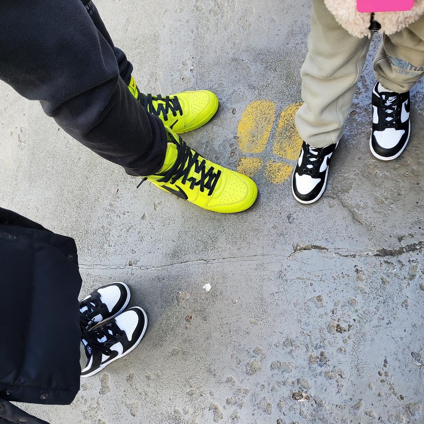 Nike x Stussy Air Force 1 '07 Mid SP Black and Light Bone, Adidas Yeezy Foam RNNR MX Sand Grey 착용 스타일 - 3