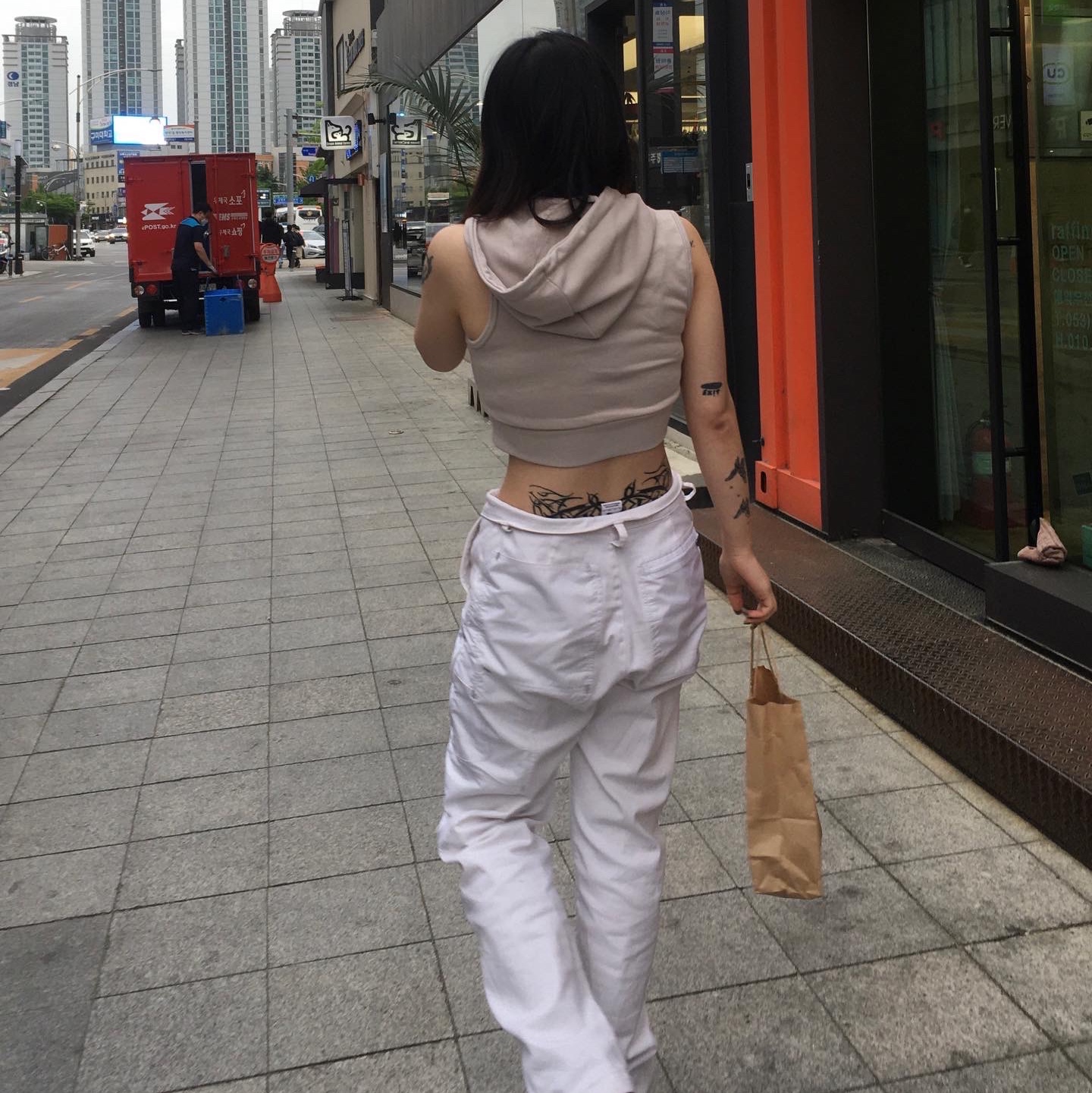 Nike x Off-White NRG Pants White, Jordan 1 Retro High OG Black Mocha 착용 스타일 - 2