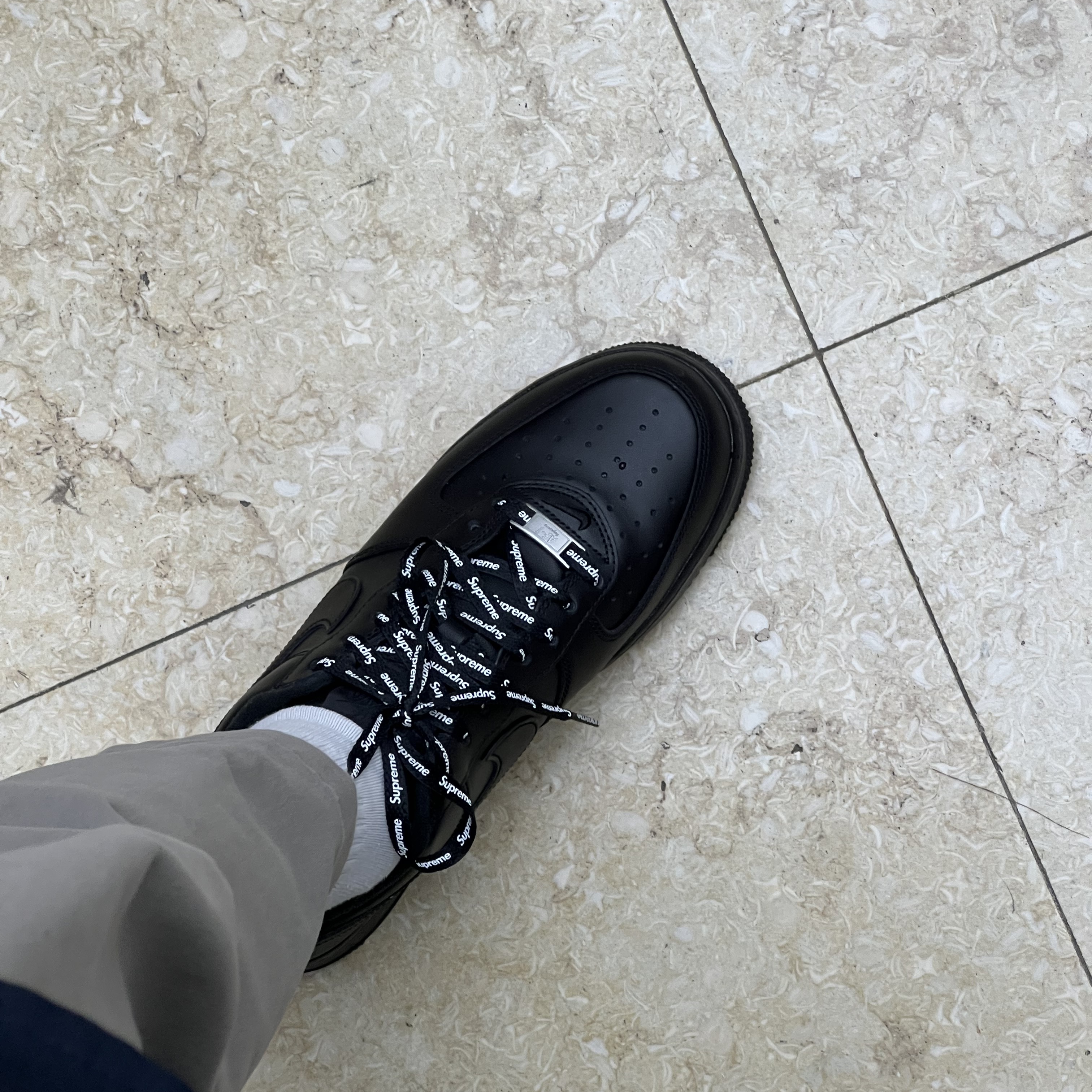 Nike x Supreme Air Force 1 Low Black 착용 스타일 - 1