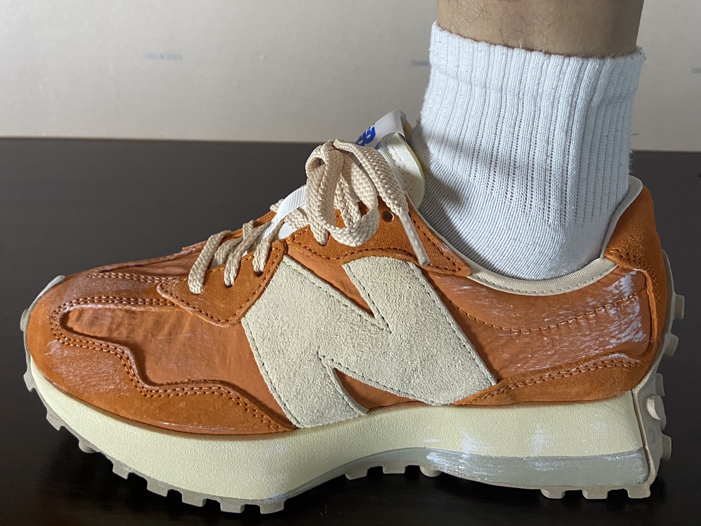 New Balance 327 Vintage Luxe Orange 착용 스타일
