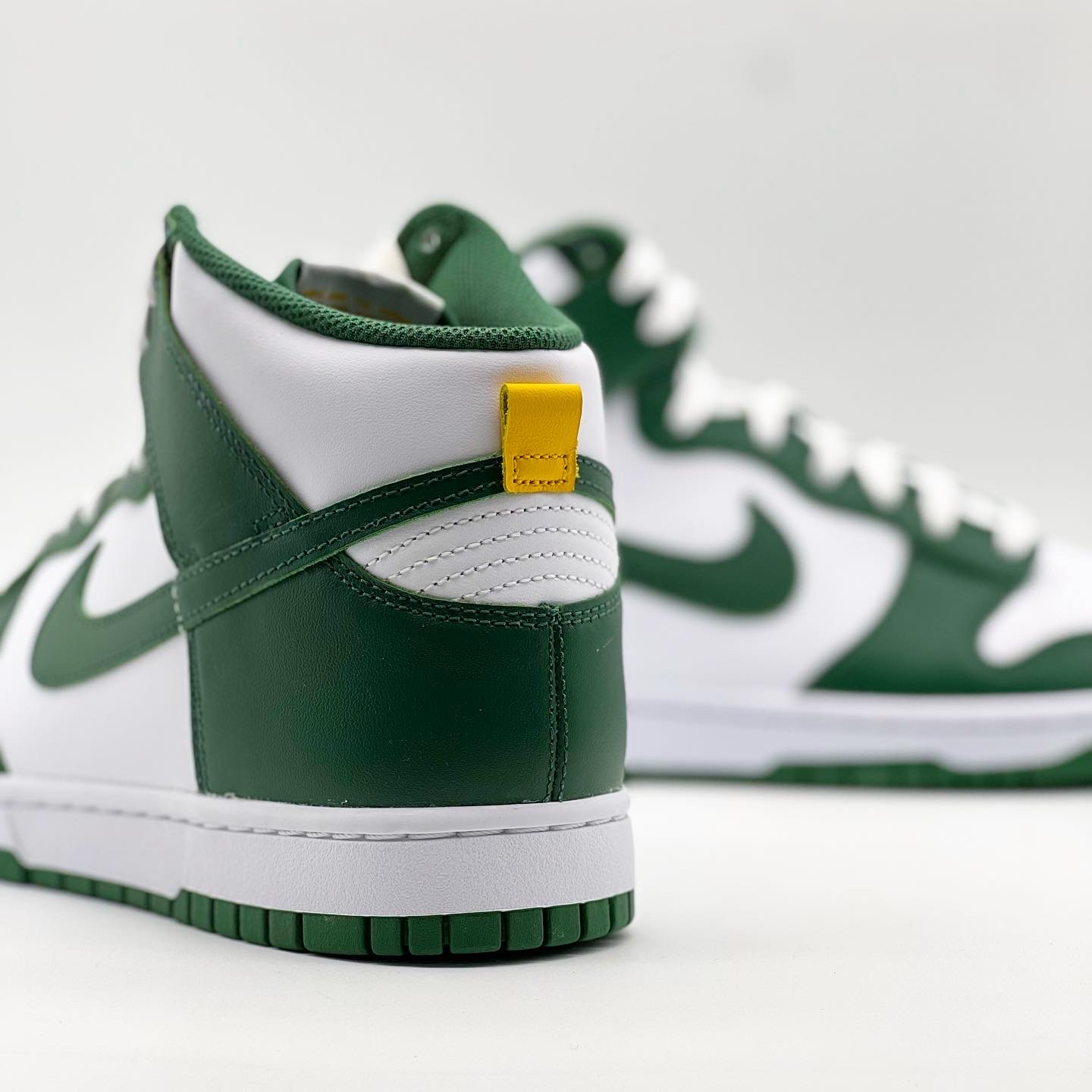 Nike Dunk High Retro Noble Green 착용 스타일 - 3