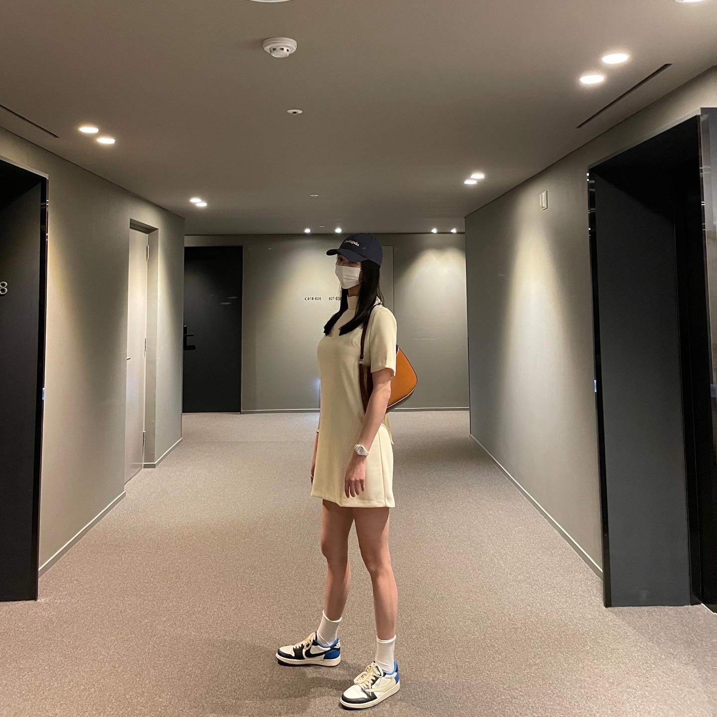 Jordan 1 x Travis Scott x Fragment Retro Low OG SP Military Blue, Prada Cleo Saffiano Leather Shoulder Bag Black 착용 스타일