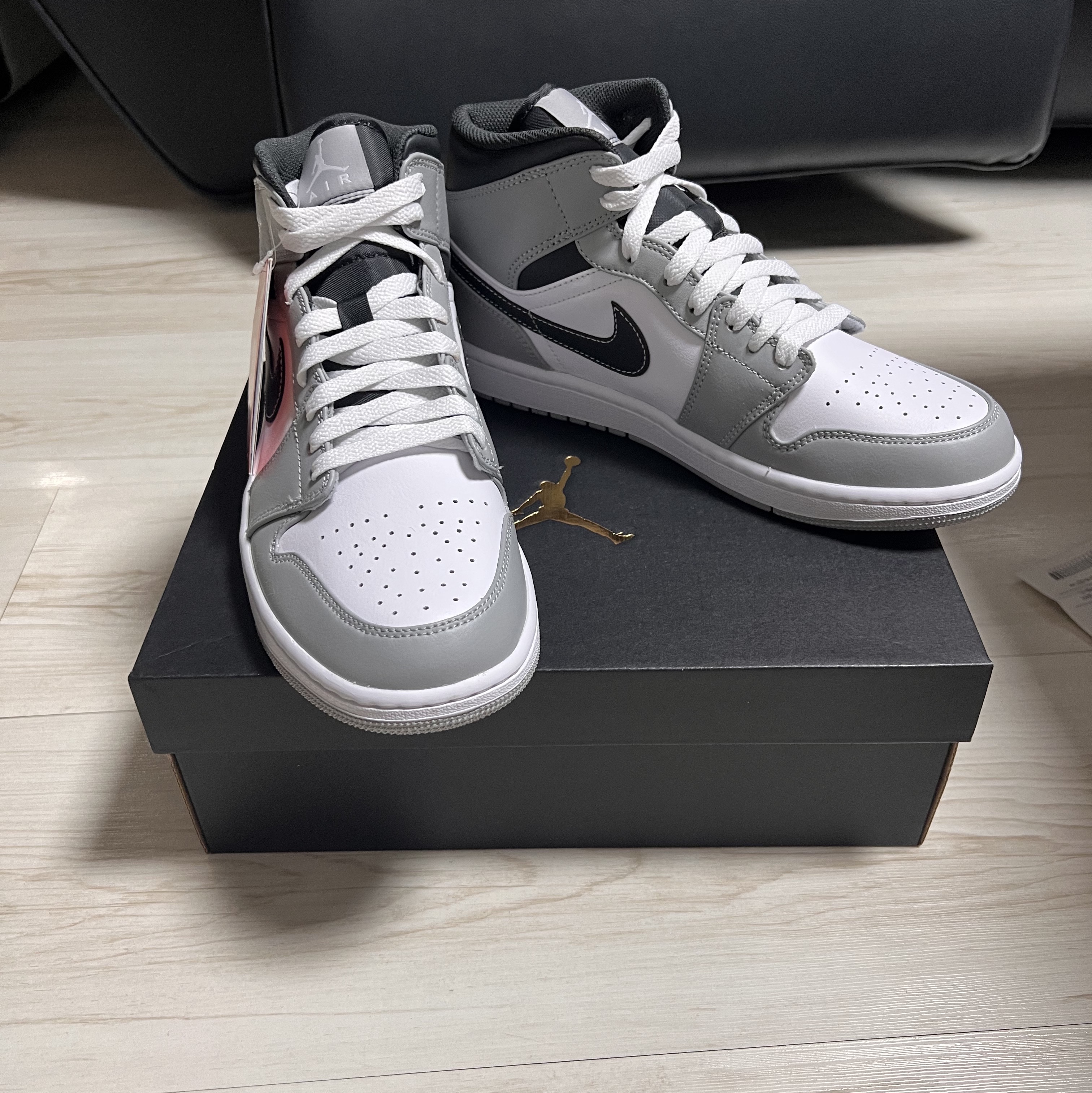 Jordan 1 Mid Light Smoke Grey Anthracite 착용 스타일 - 2