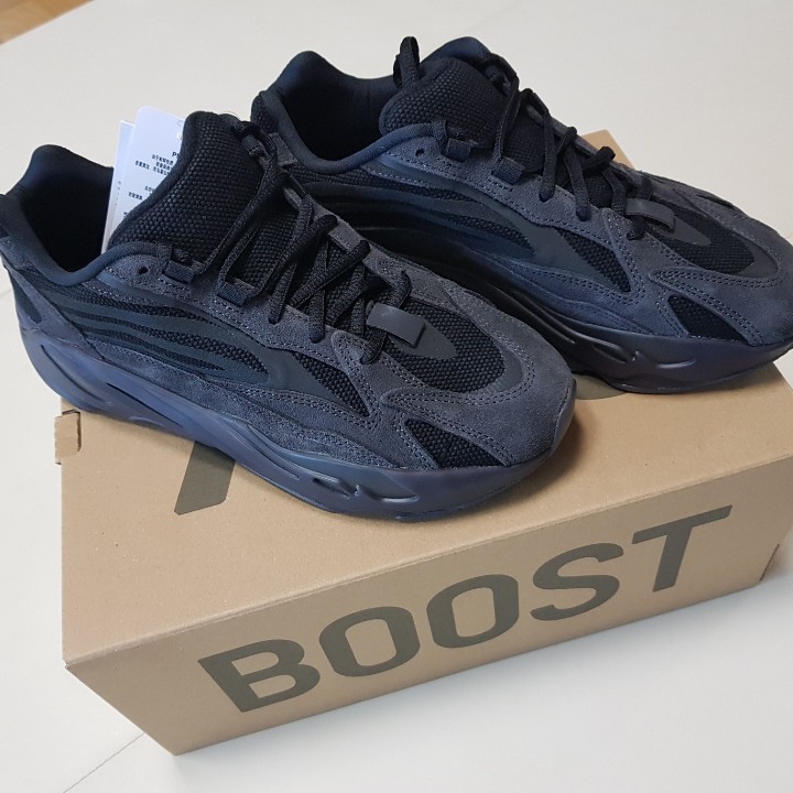 Adidas Yeezy Boost 700 V2 Vanta 2019 착용 스타일 - 1