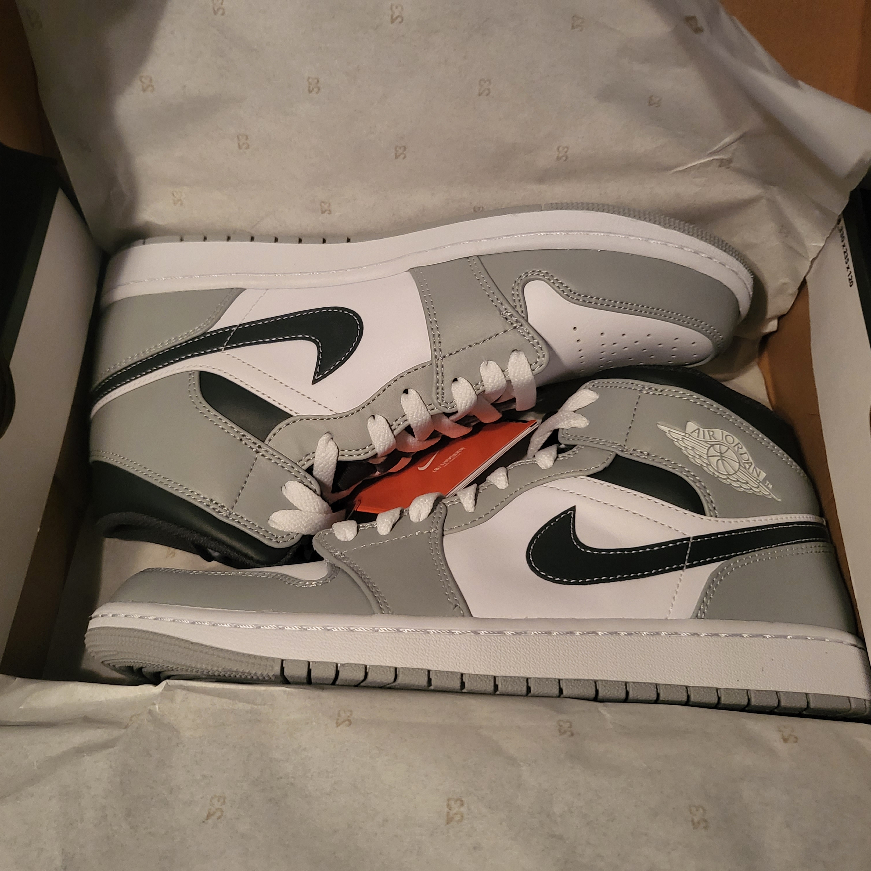 Jordan 1 Mid Light Smoke Grey Anthracite 착용 스타일 - 2