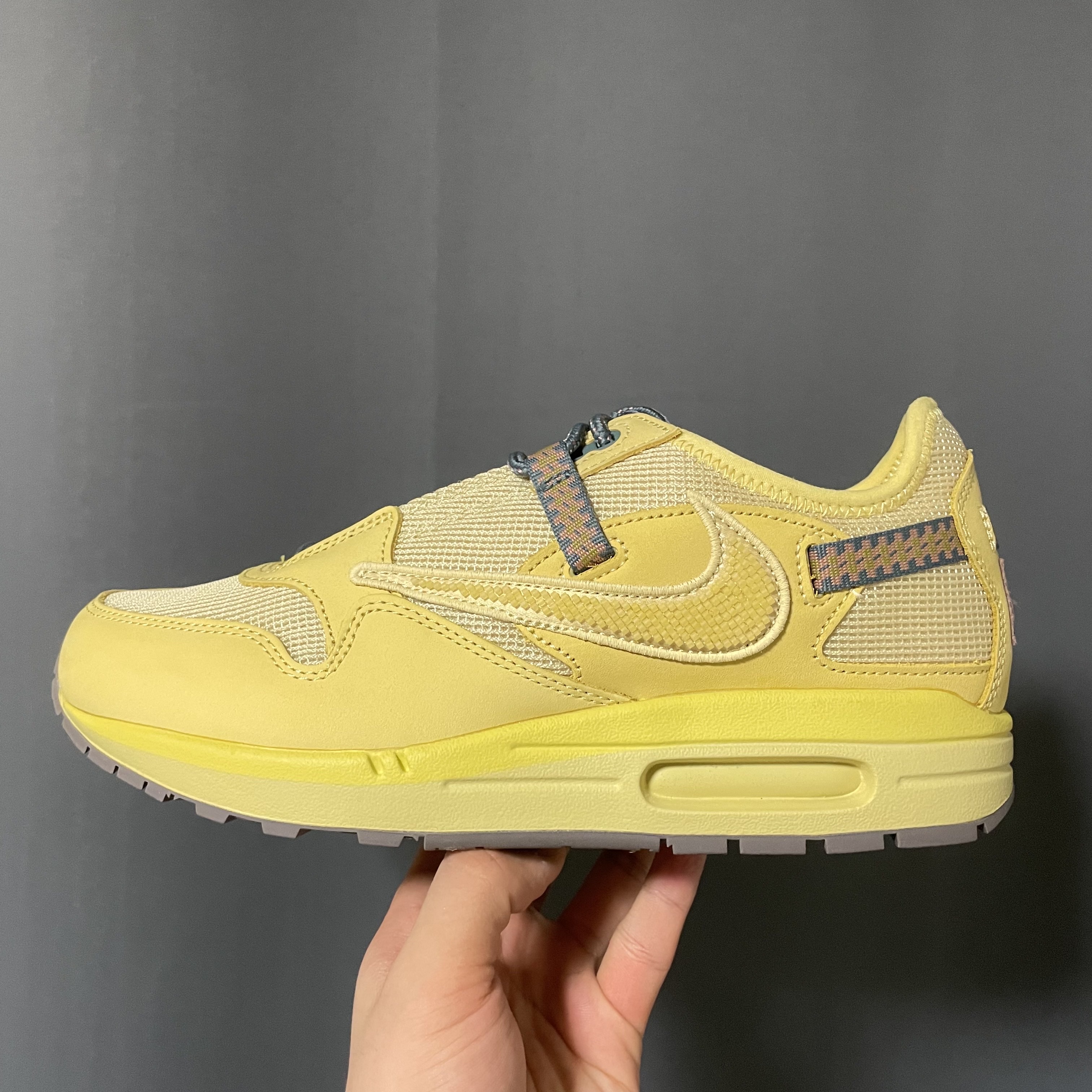 Nike x Travis Scott Air Max 1 Cact.us Gold 착용 스타일