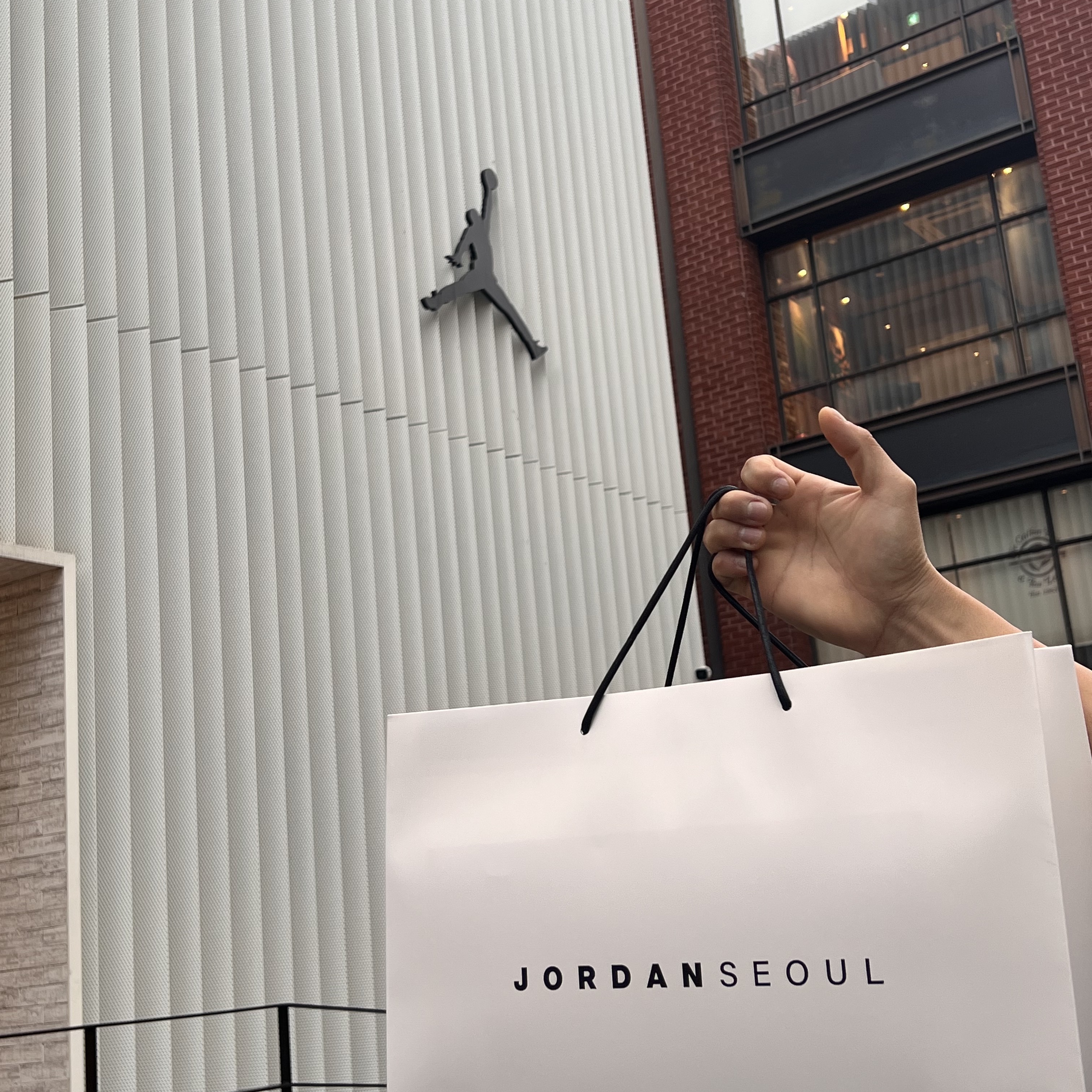 Jordan 1 Mid Light Smoke Grey Anthracite 착용 스타일 - 1