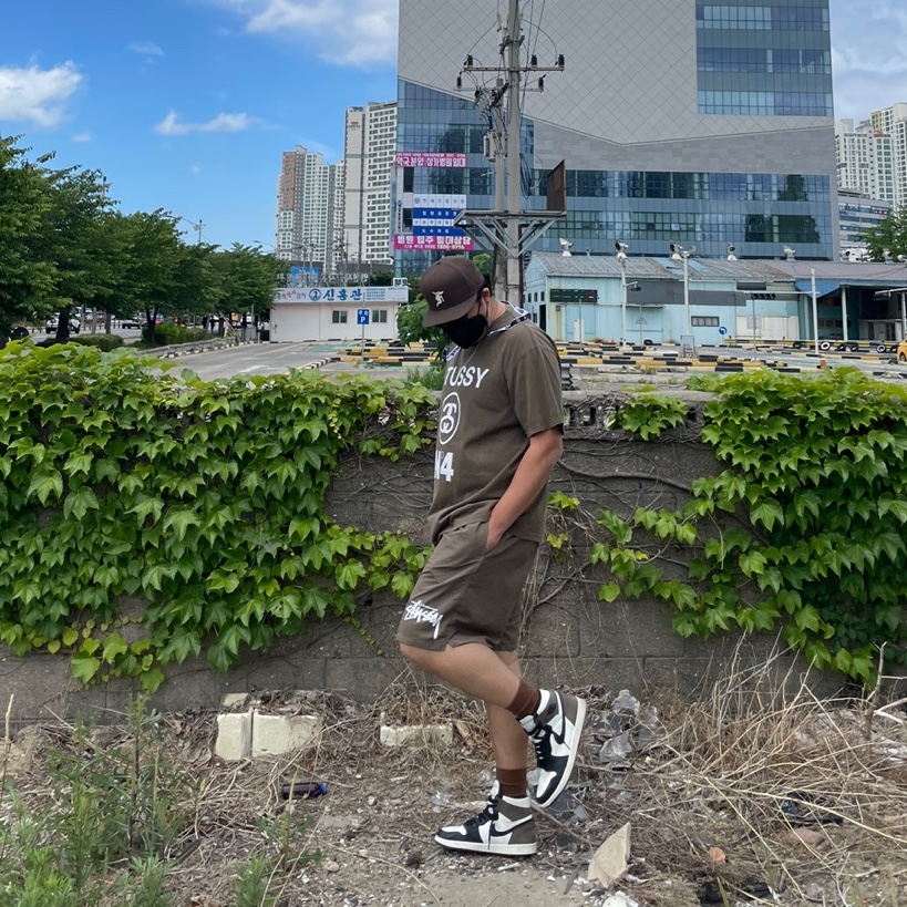 Jordan 1 Retro High OG Black Mocha, Stussy Big Stock Water Shorts Brown 착용 스타일 - 1