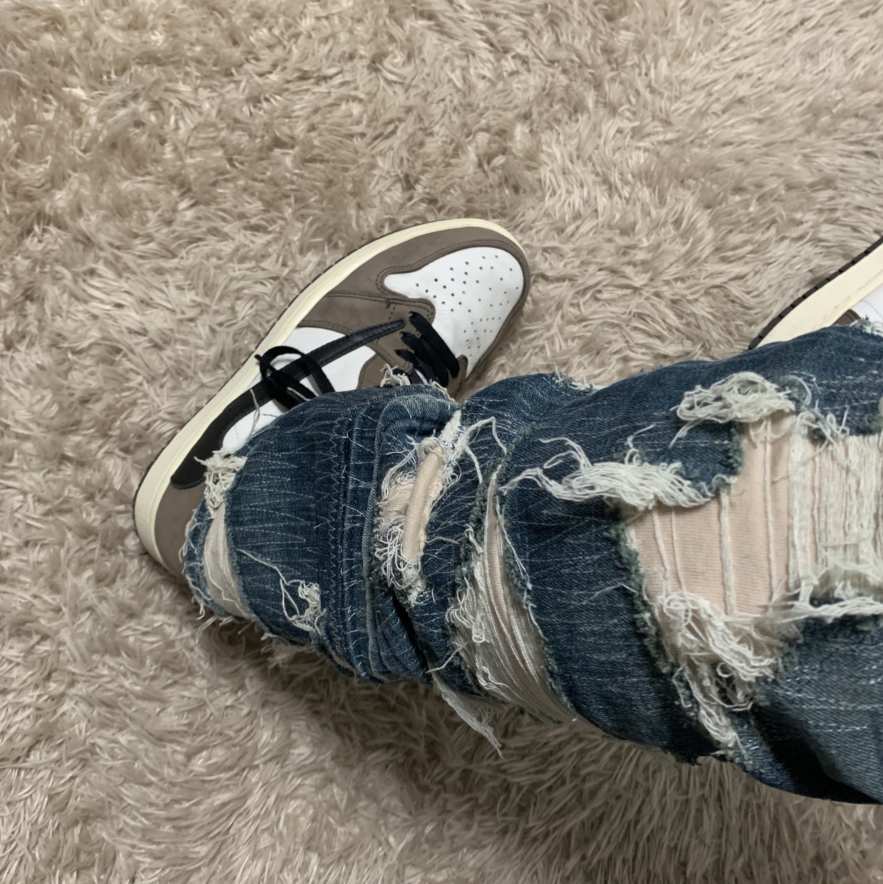 Jordan 1 x Travis Scott Retro High OG SP Mocha 착용 스타일 - 1