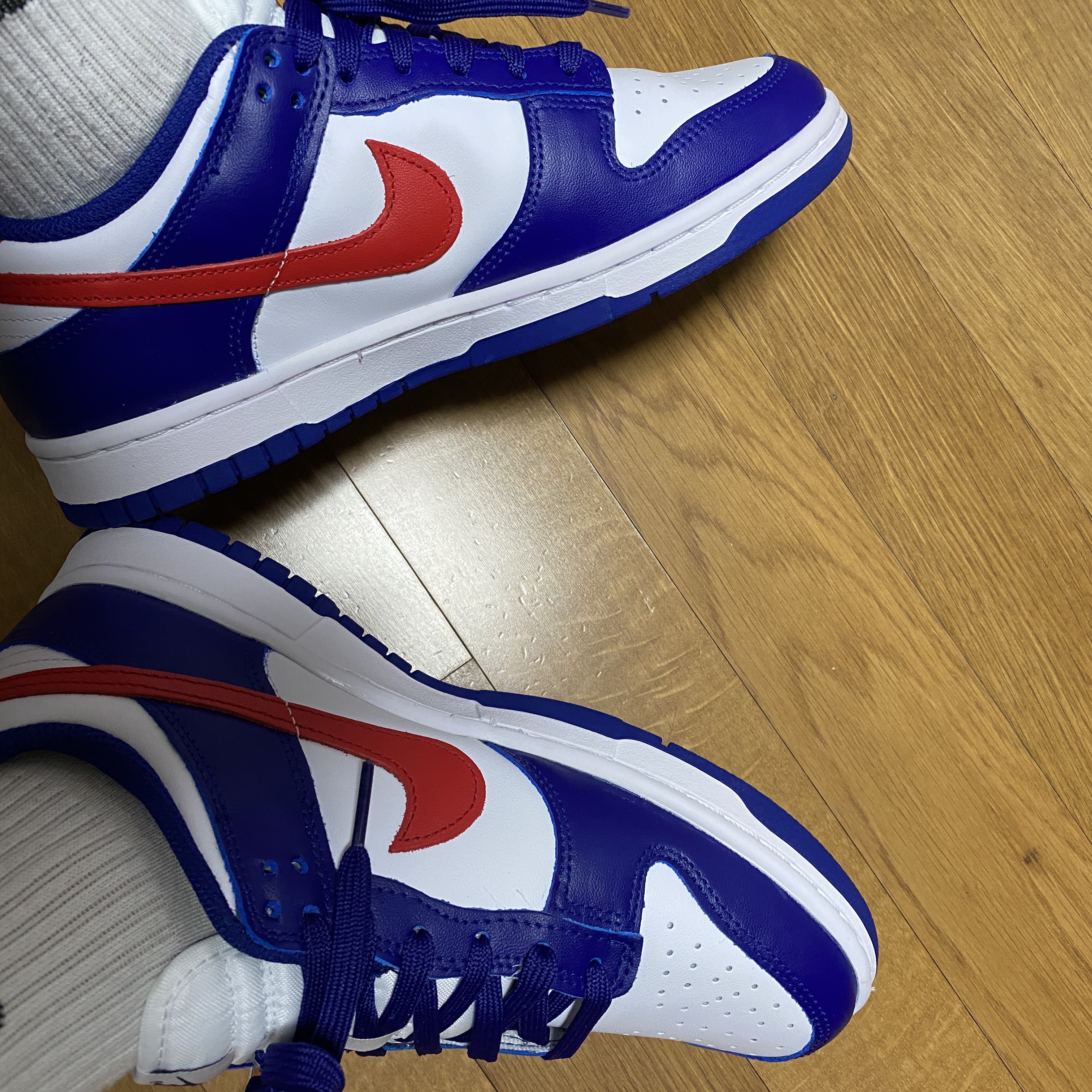 (W) Nike Dunk Low White and University Red 착용 스타일 - 4