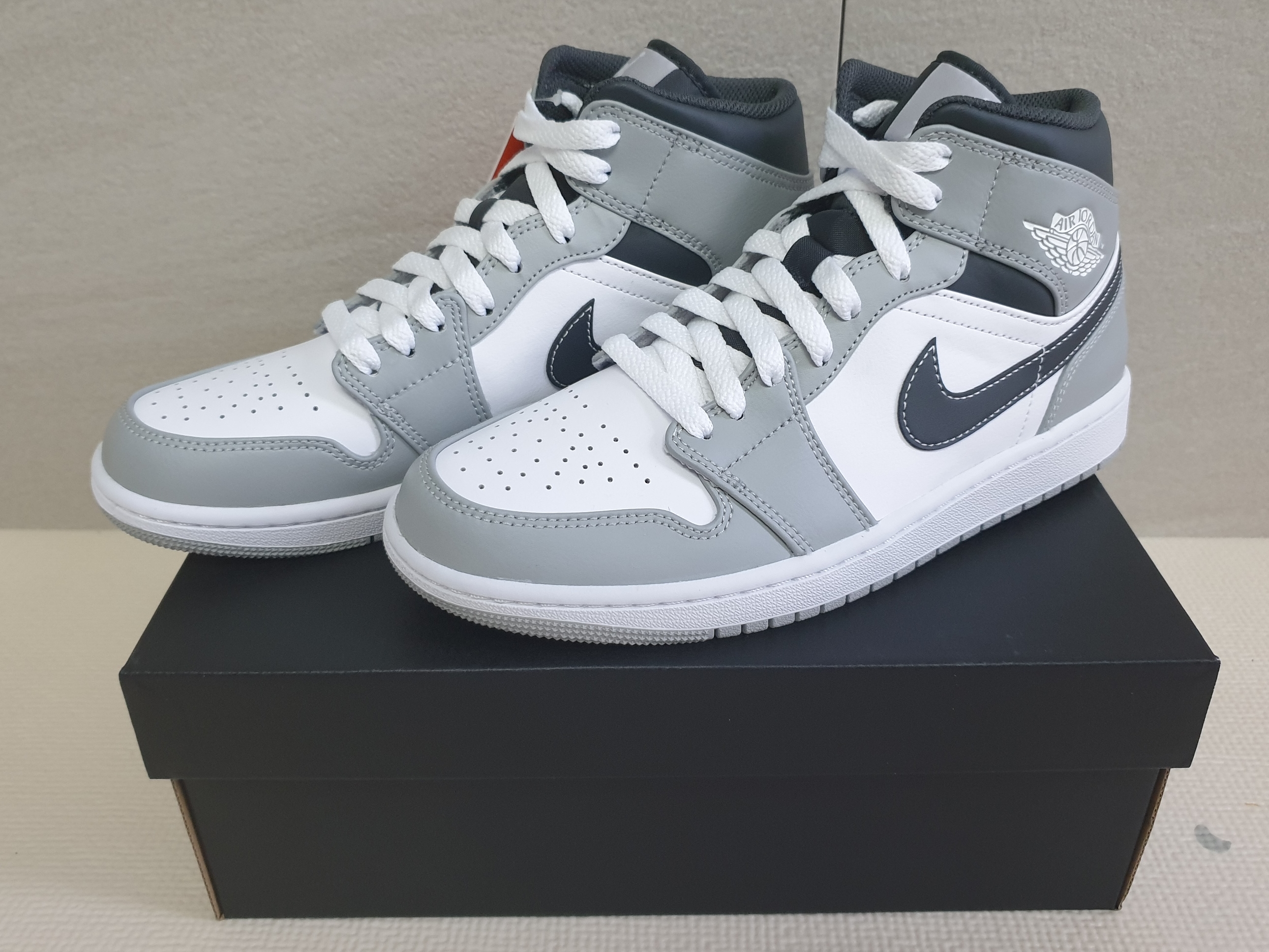 Jordan 1 Mid Light Smoke Grey Anthracite 착용 스타일 - 1