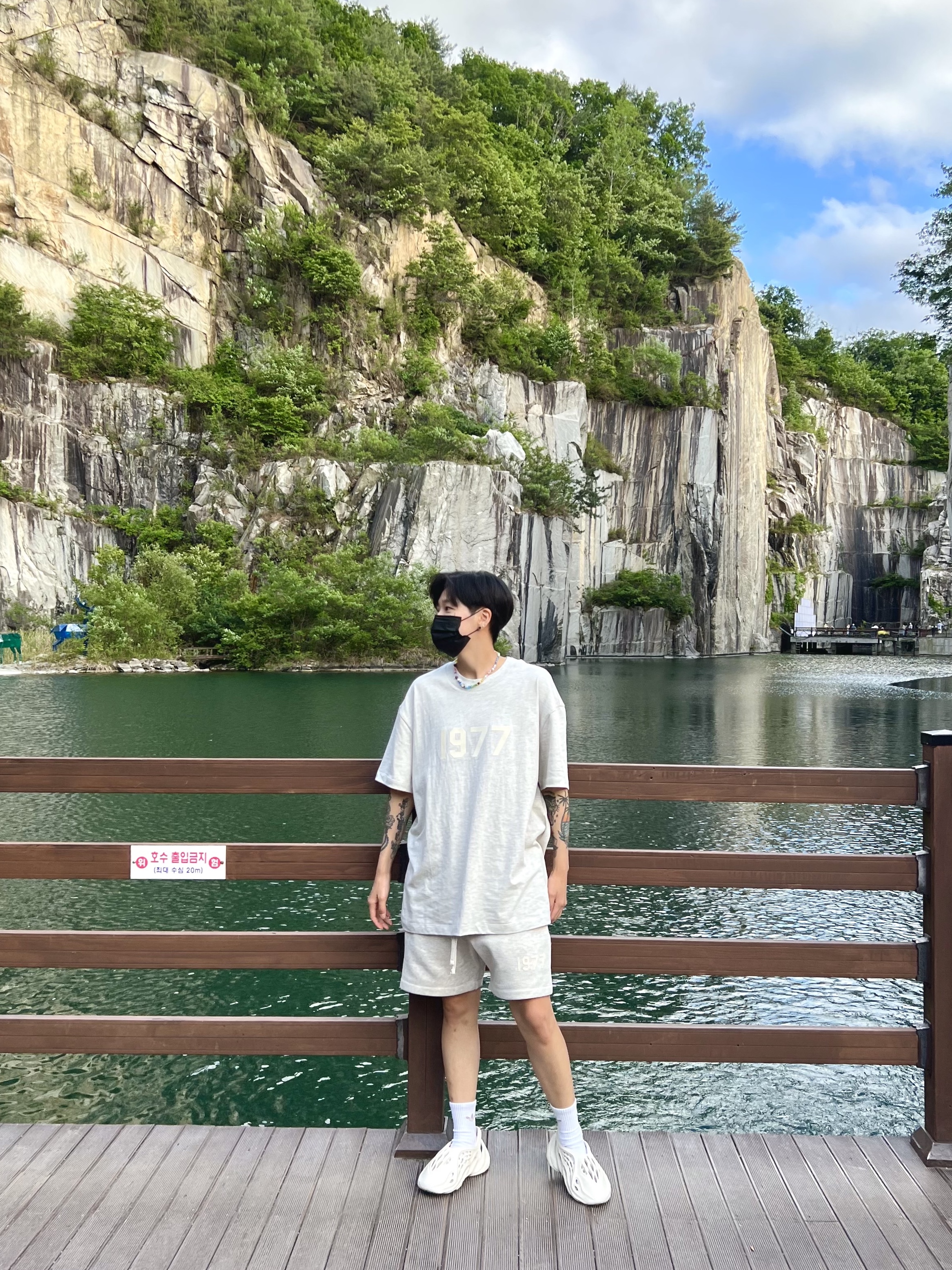 Essentials 1977 Shorts Light Oatmeal - 22SS, Essentials 1977 T-Shirt Light Oatmeal - 22SS 착용 스타일 - 1