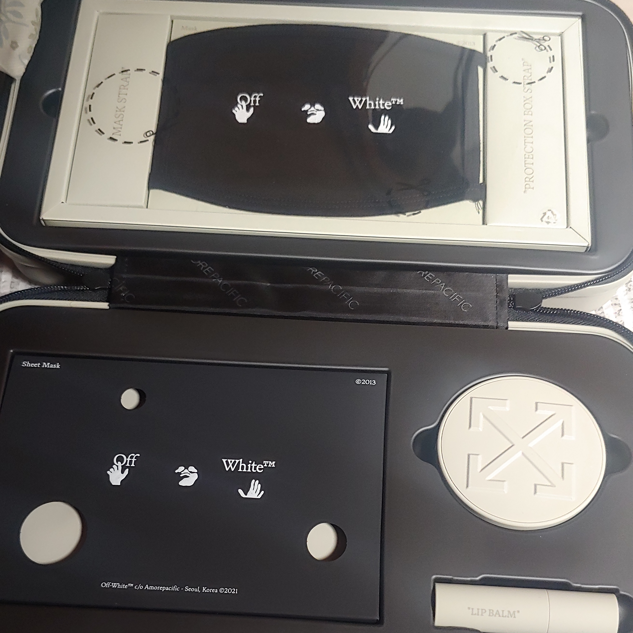 Off-White x Amore Pacific Protection Box (Without Cosmetics) 착용 스타일